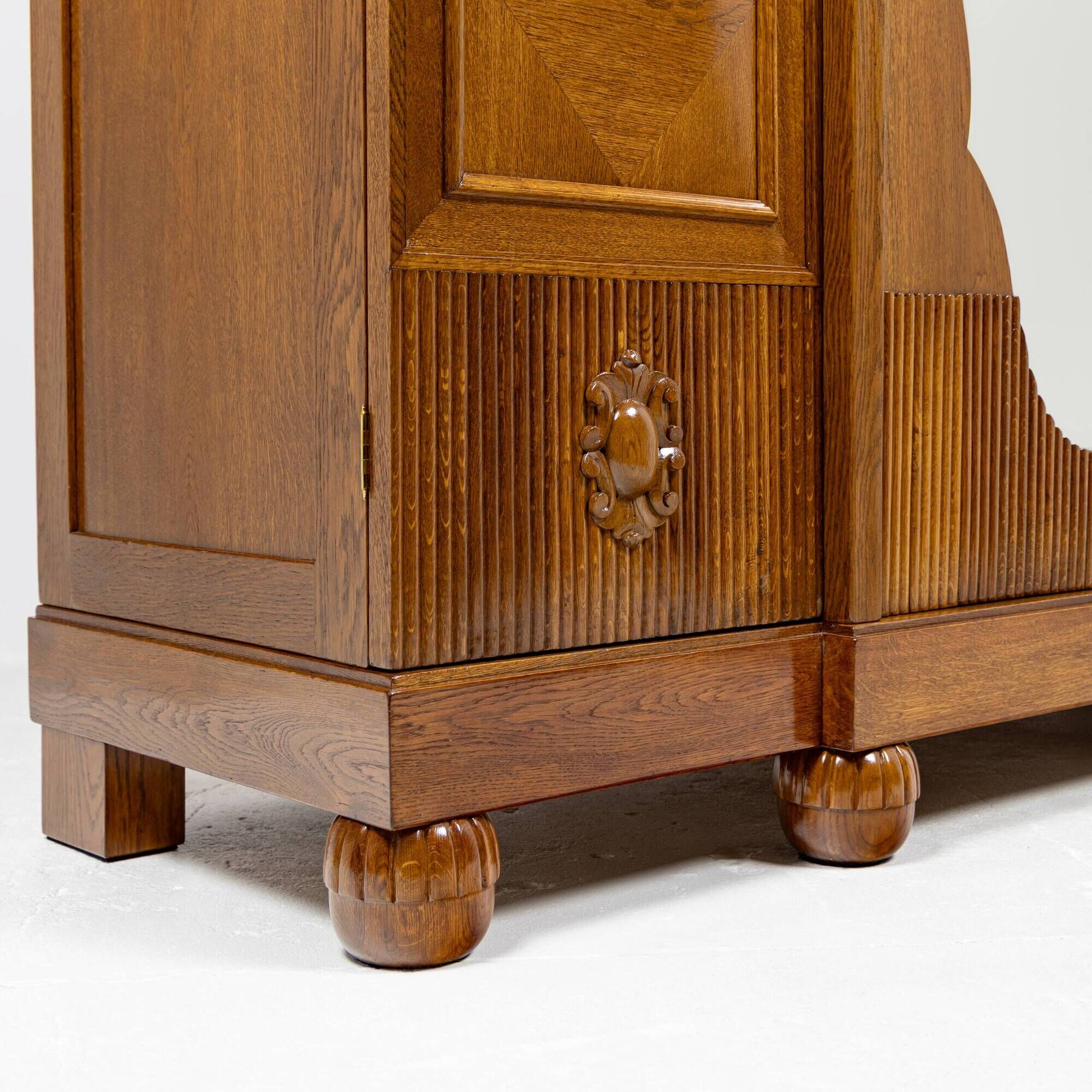 Grande armoire trois portes en chêne - Interguerre 1920-1939