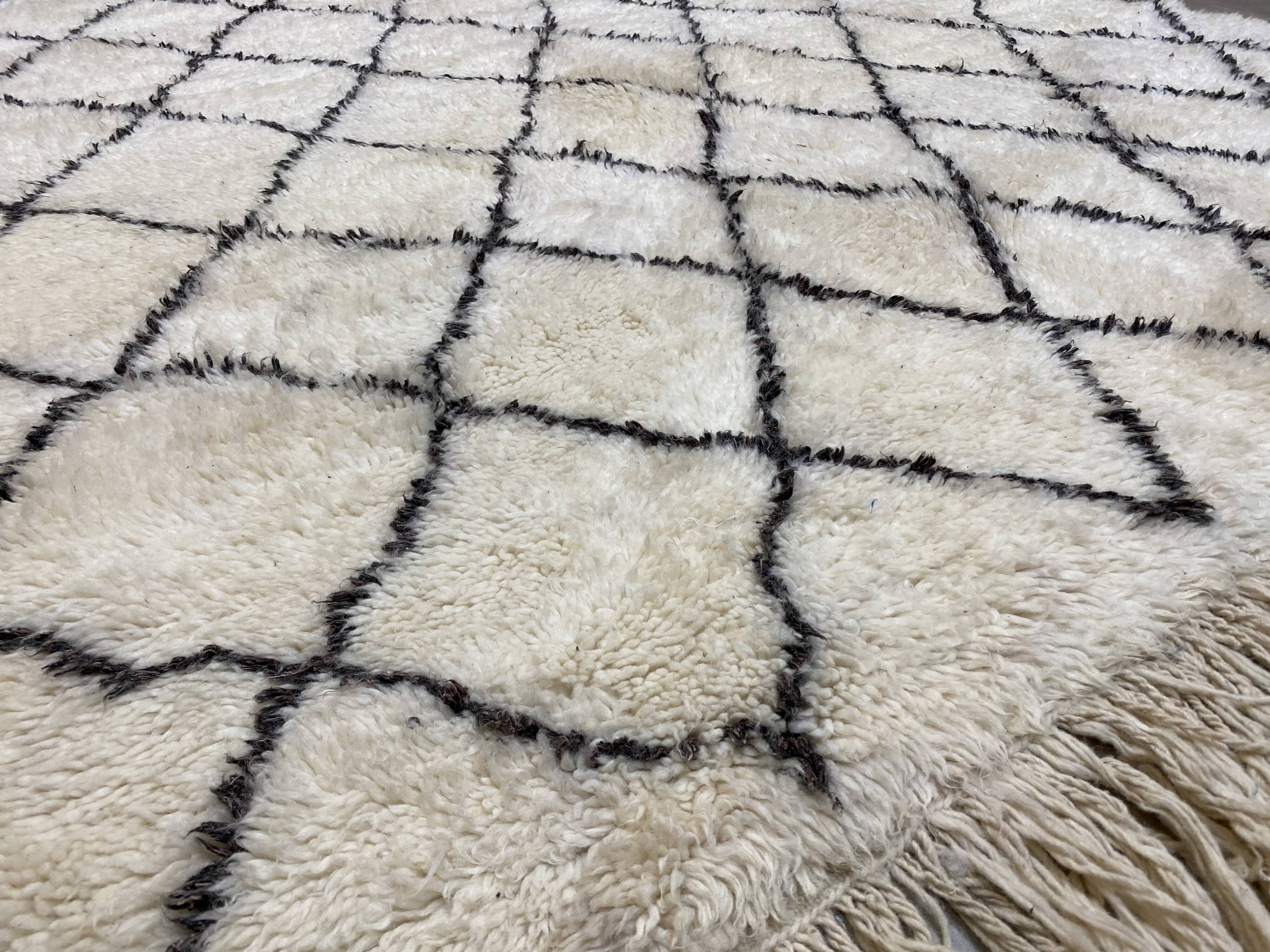 White/black laine laine carpet with tiles 310x190cm