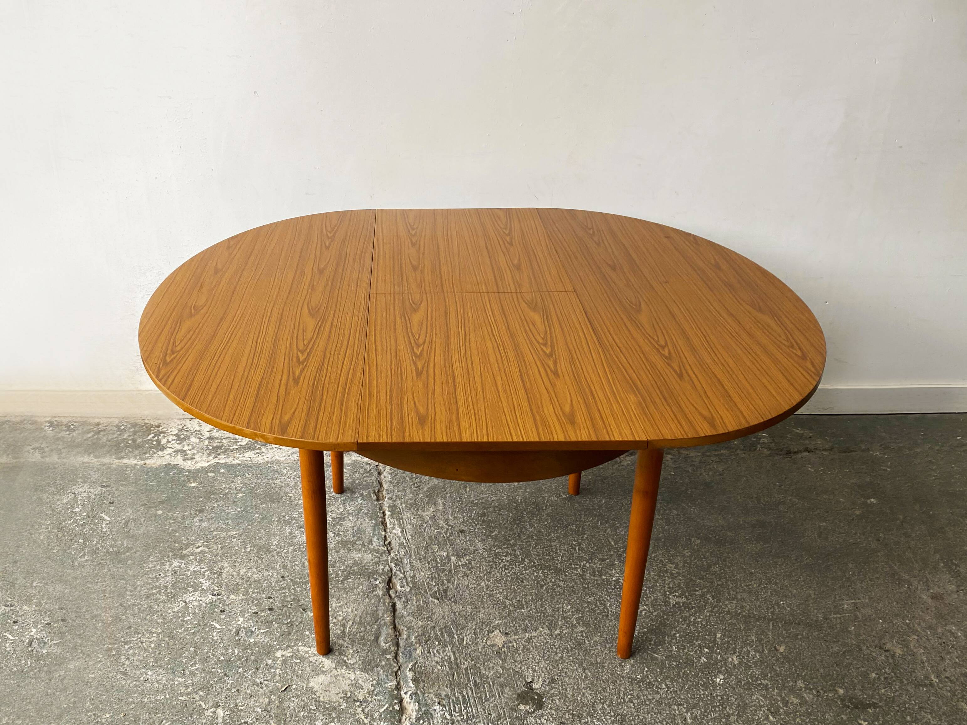 1960’s Mid-Century Modern extending dining table by Schrieber Furnituredi