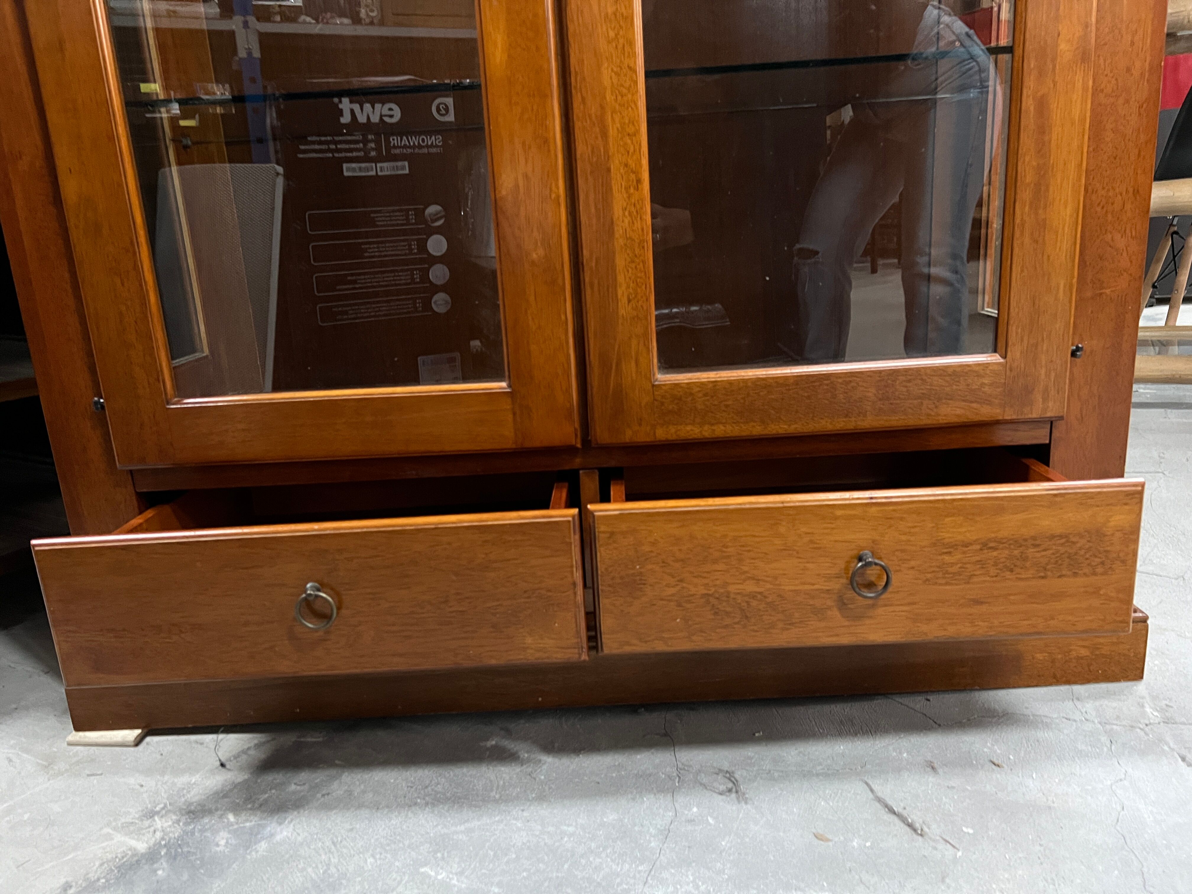 Vitrine en merisier 2 portes / 2 tiroirs