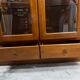Vitrine en merisier 2 portes / 2 tiroirs