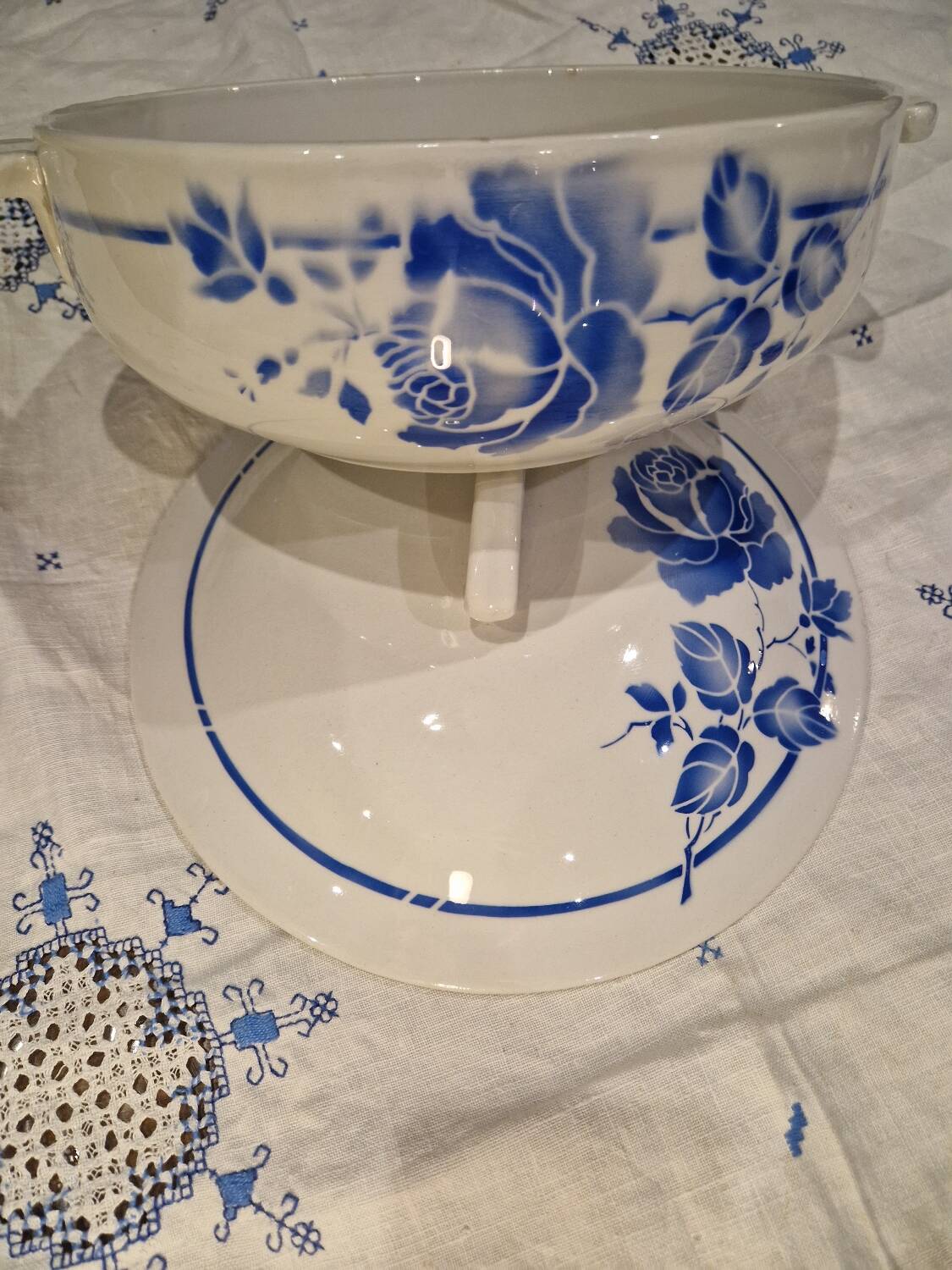 Soup tureen and dish set