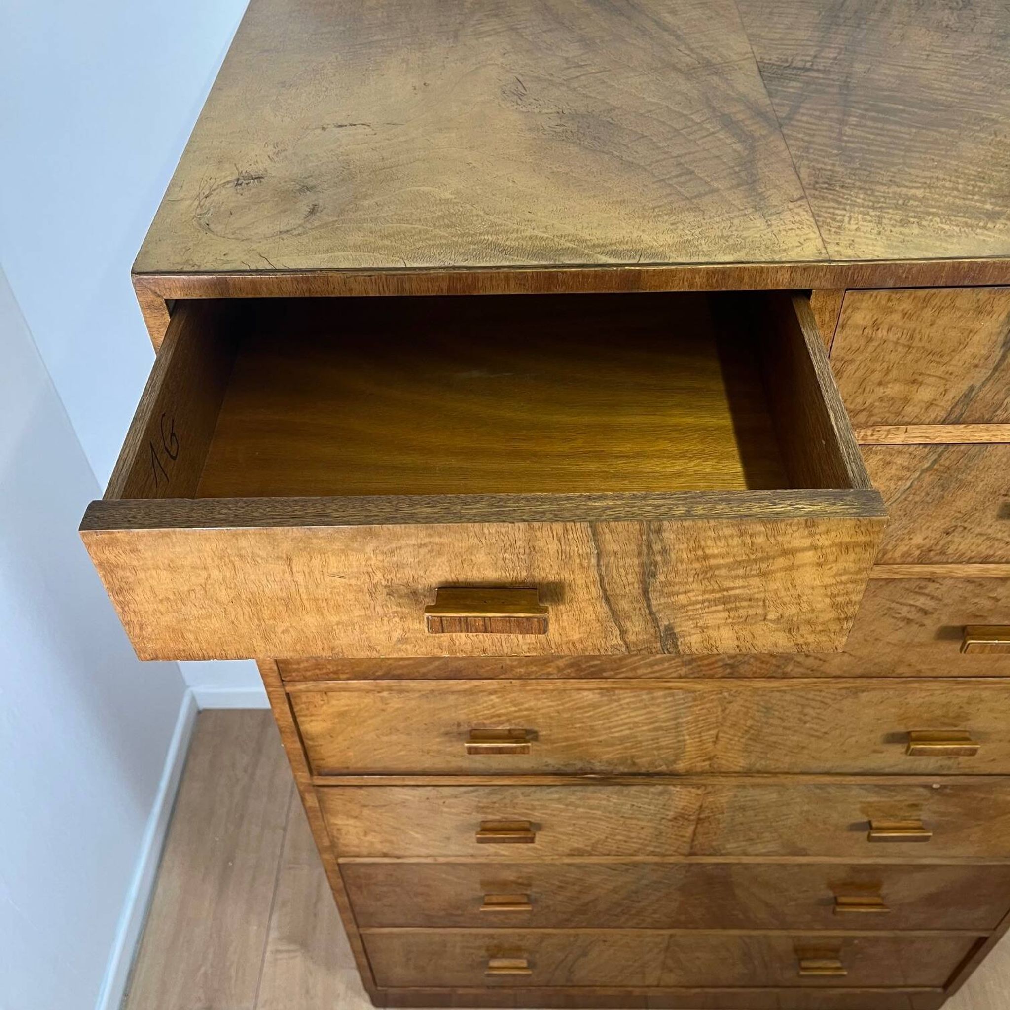 Tall chest of drawers, Art Deco weekly chest in flamed walnut, 1930-1940