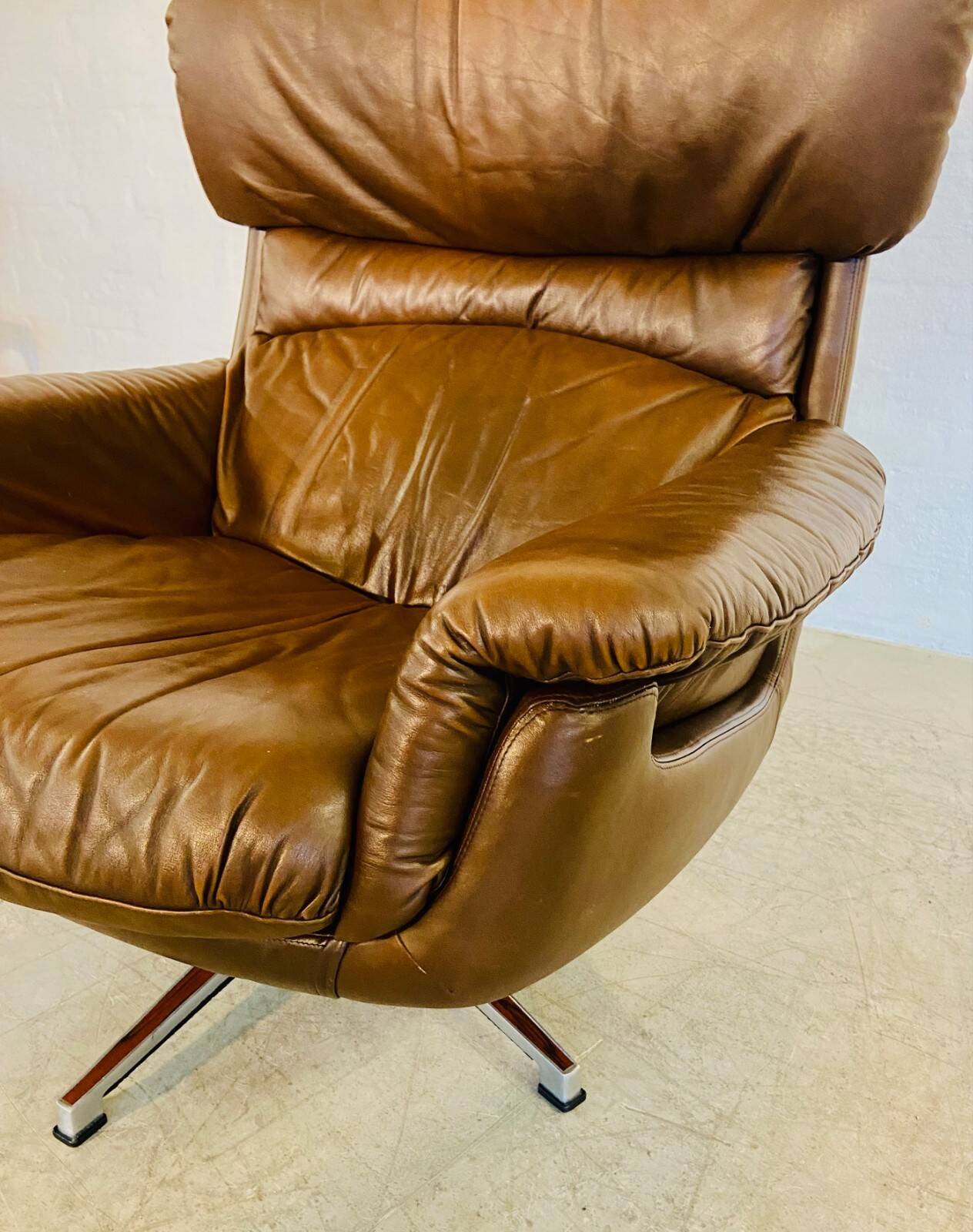 Chaise œuf pivotante en cuir danoise vintage des années 1970 par Bramin