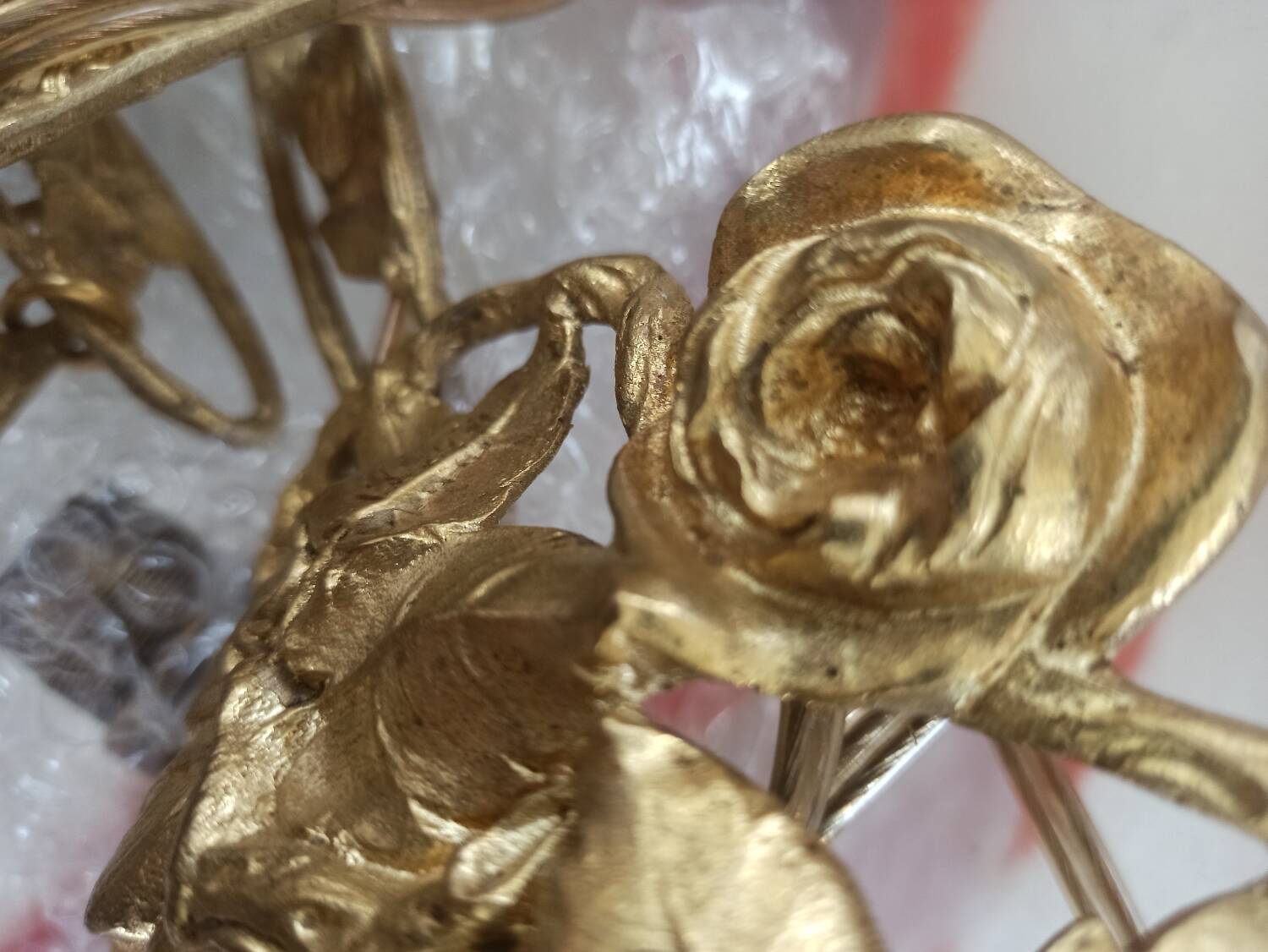 Art Deco suspension in glass paste and twisted brass chain signed Degué.