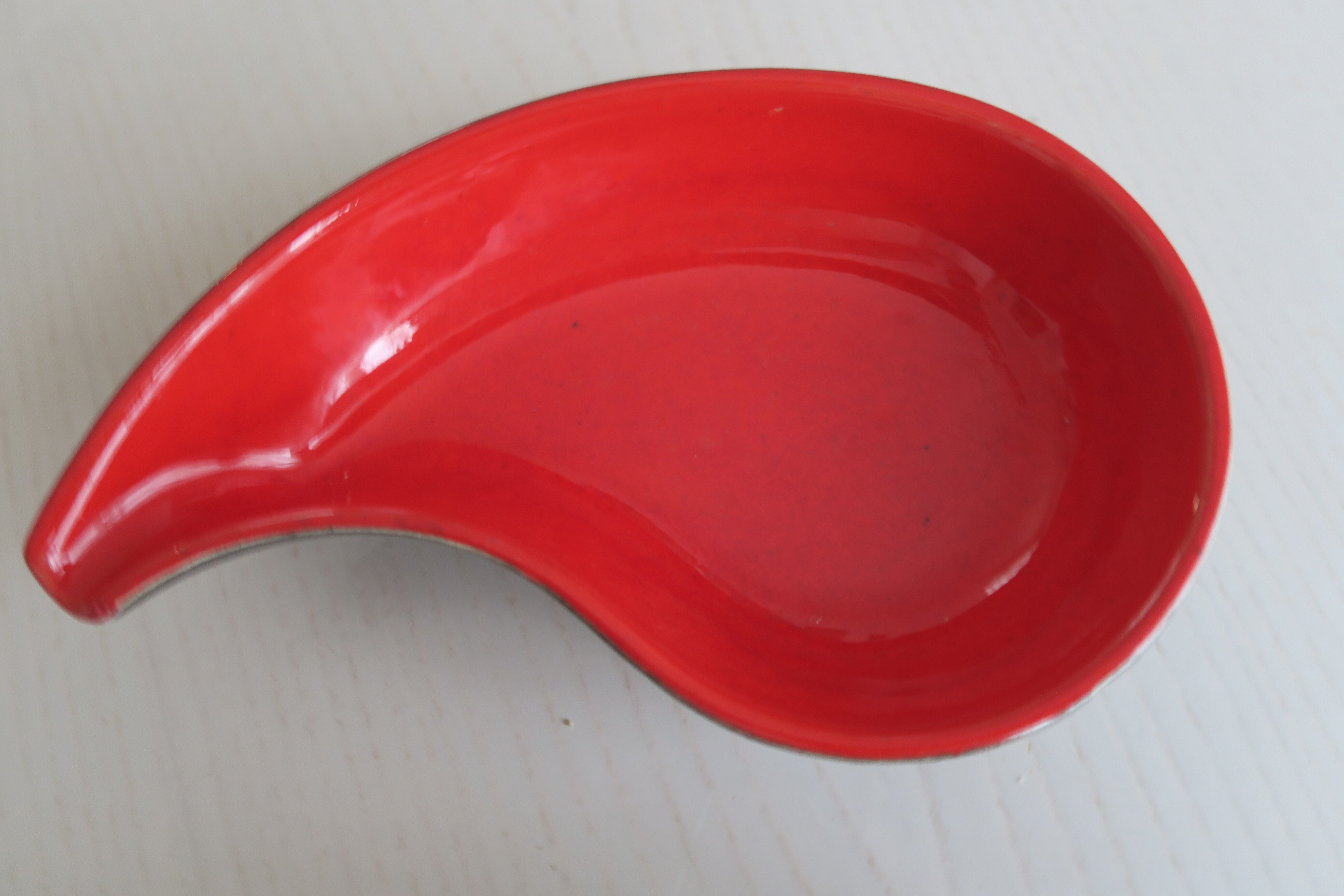 3 raviers céramique vintage assortis 1950-60 dans panier laiton poignée scoubidou