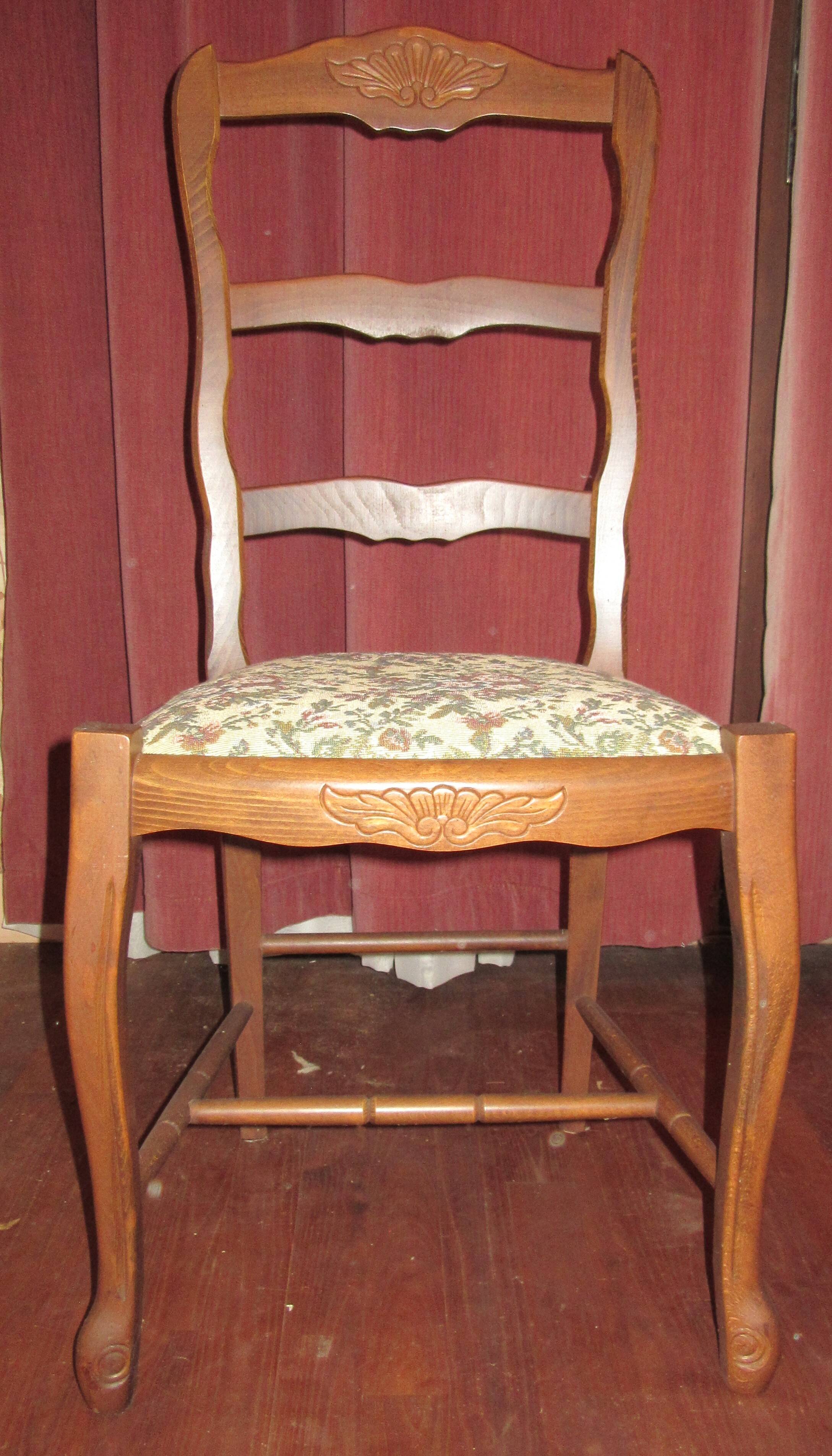 Set of 2 wooden chairs