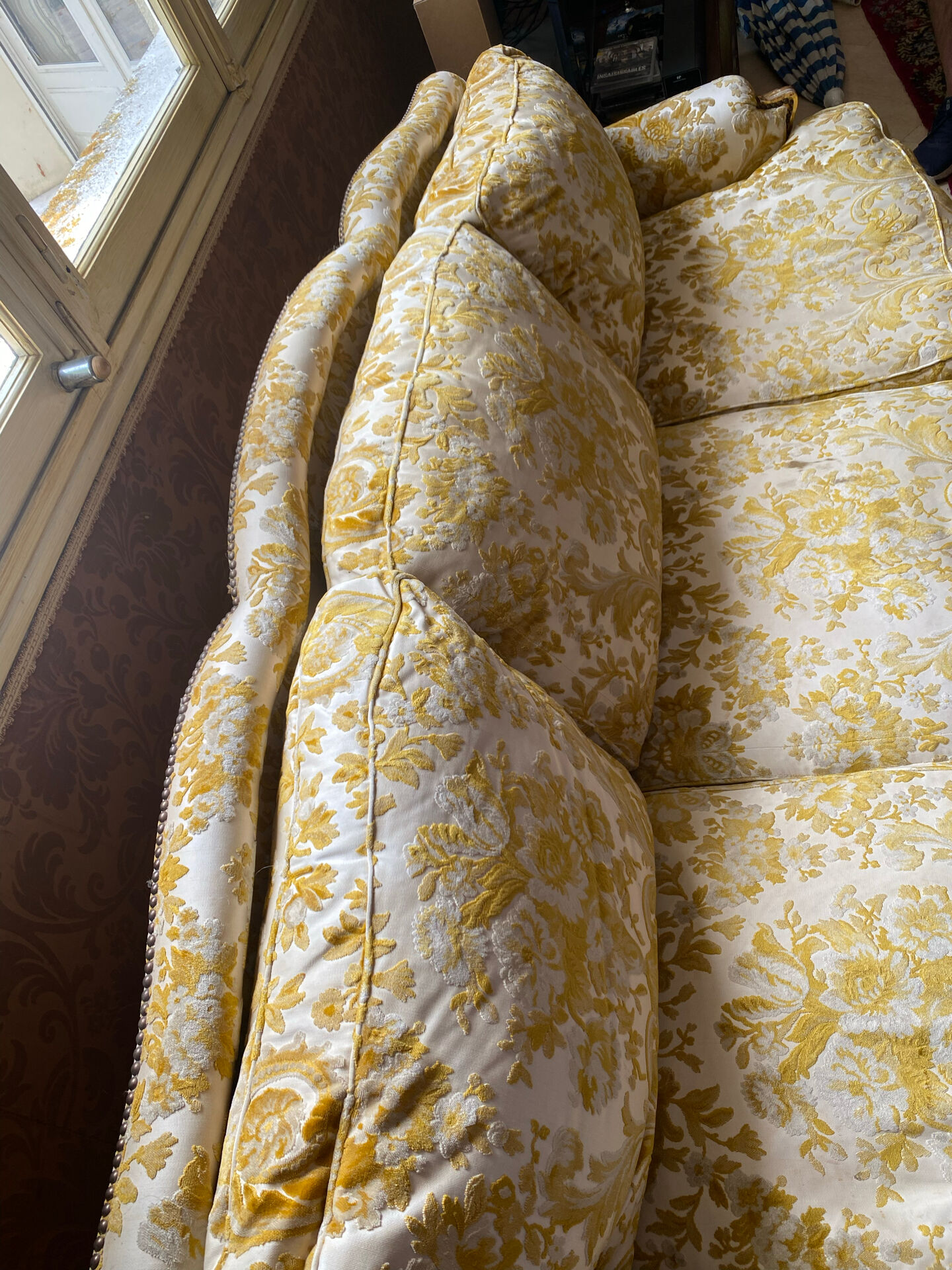 2 fauteuils et un canapé vintage velours jaune et or.