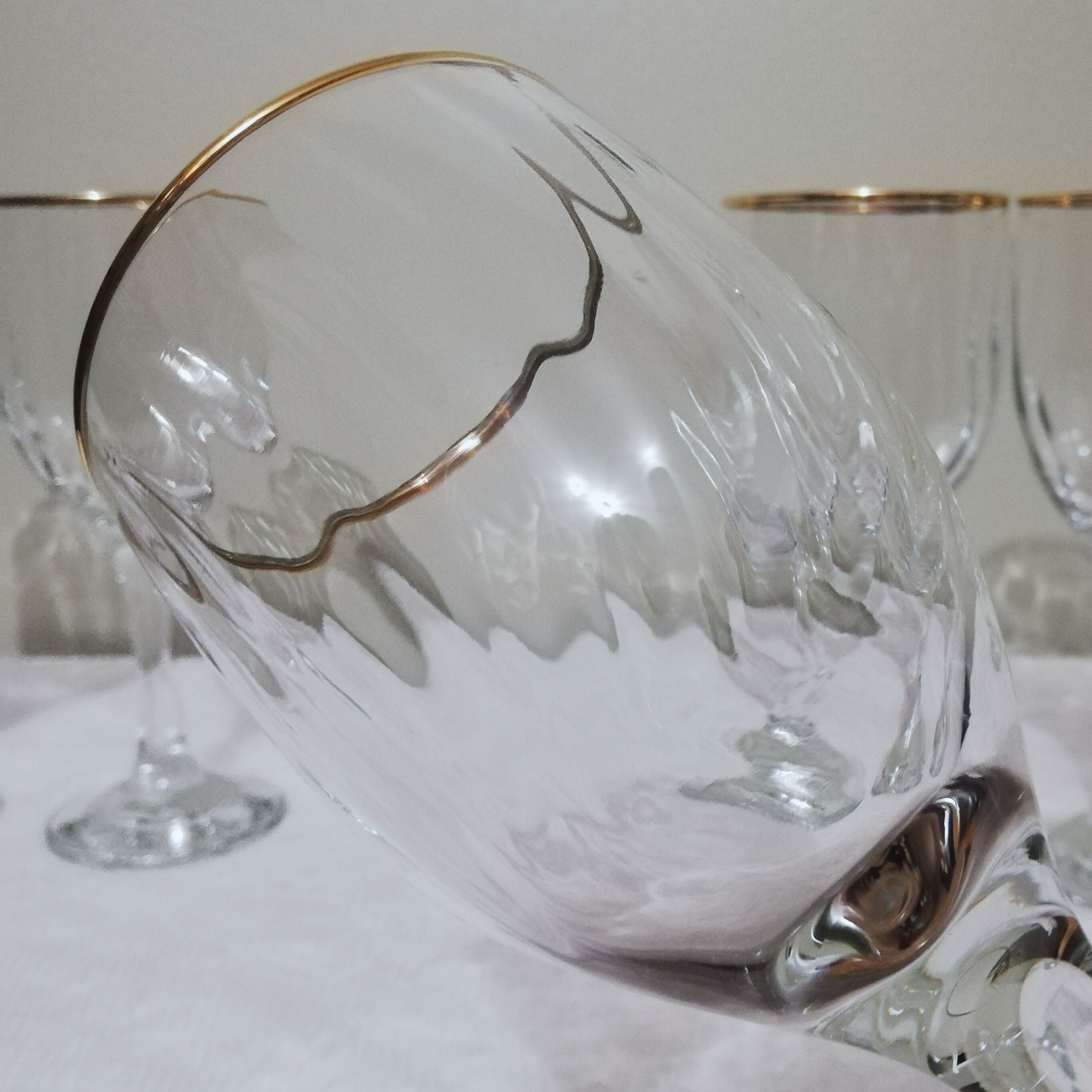 6 15cl stemmed glasses with gilding around the perimeter