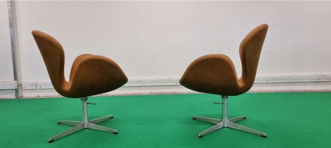 Pair Arne Jacobsen Swan chair Fritz Hansen