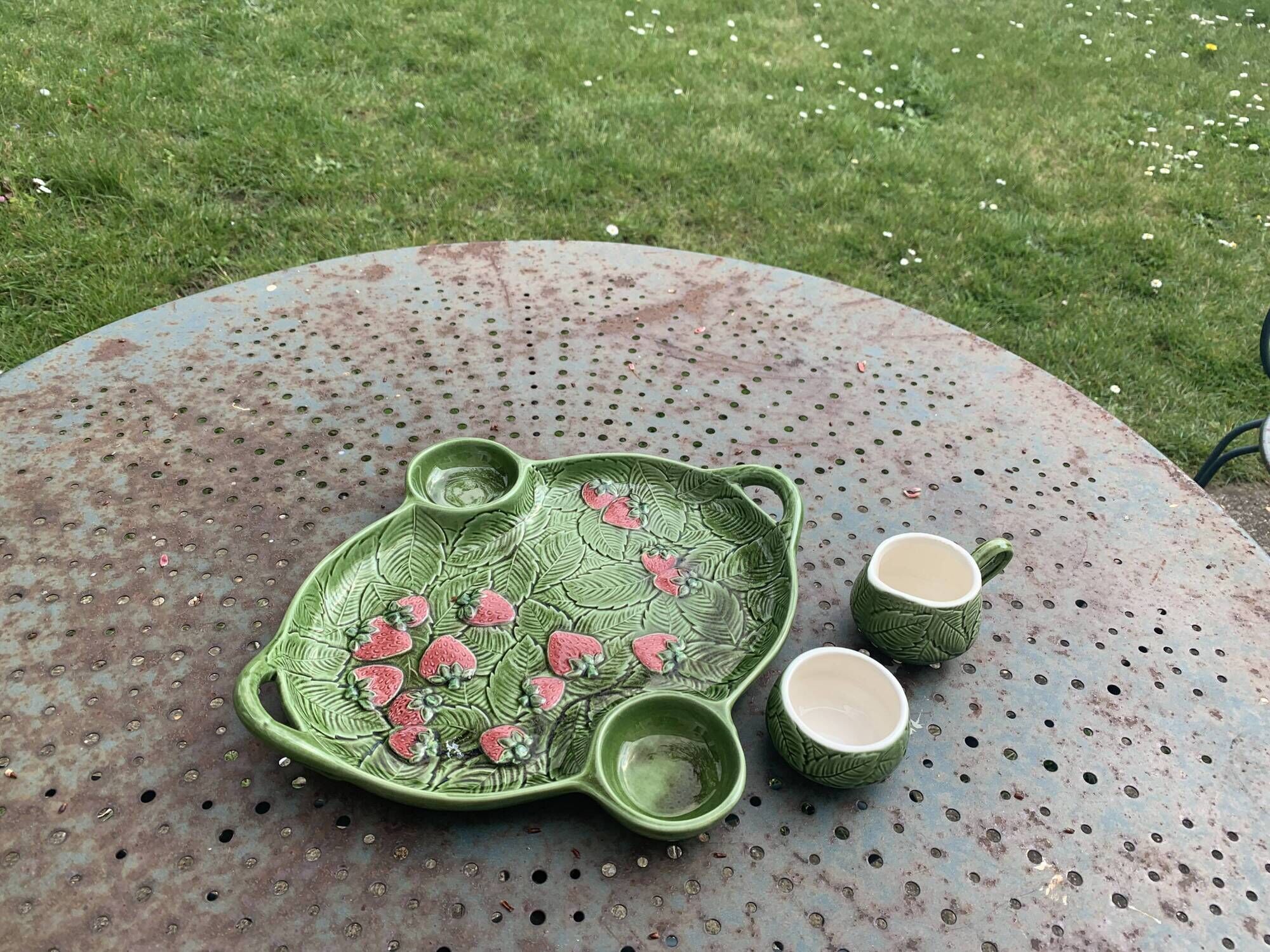 Slurry dish for red fruits, cream pot and vintage sugar bowl