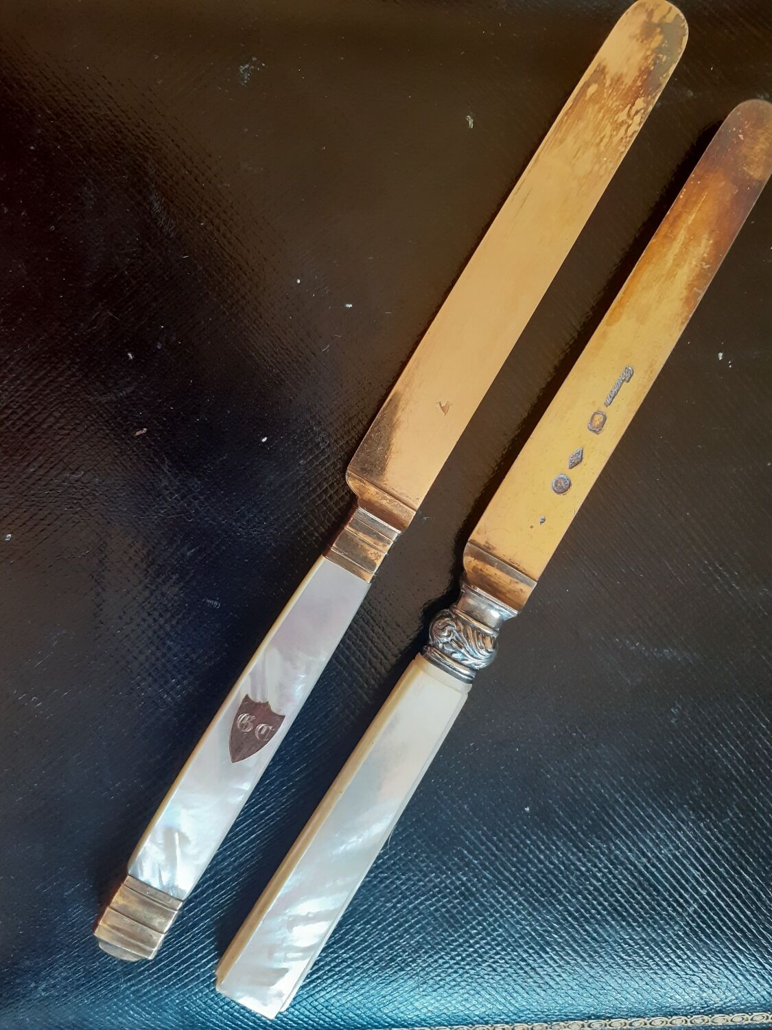 Pearly fruit knives and vermeil