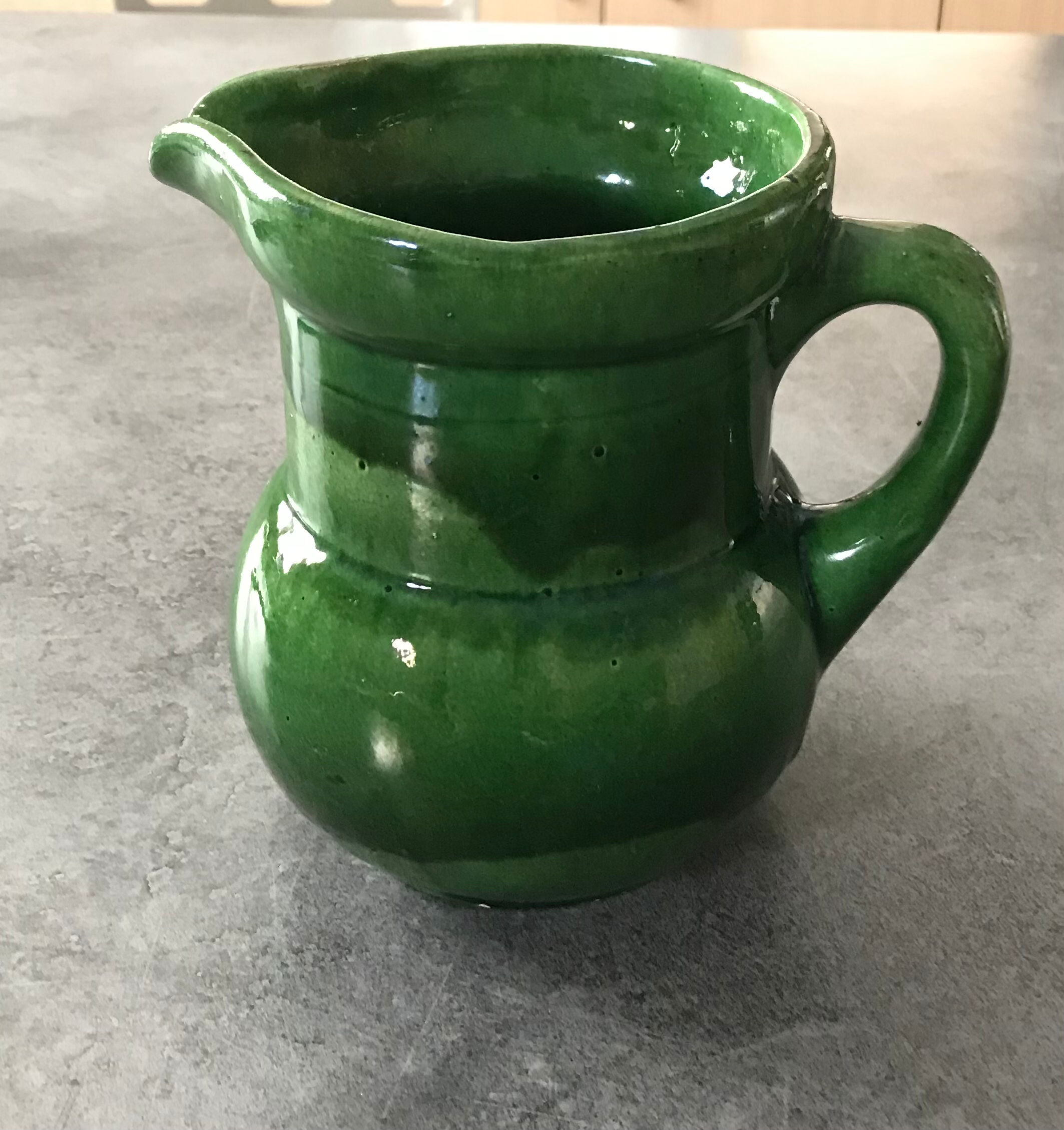 Pichet in vintage in terre cuite varnished shades of green
