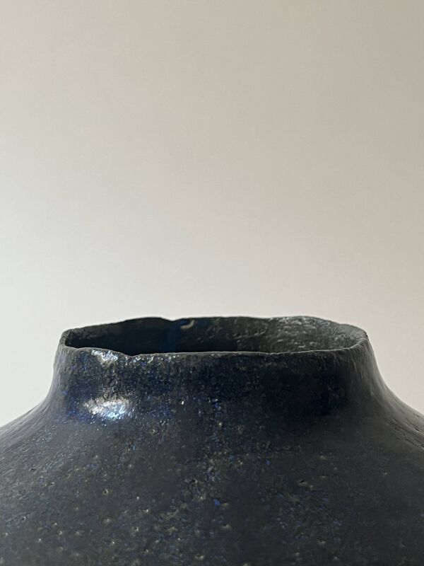 Vase toupie fait main en céramique émaillée et signée vers 1950
