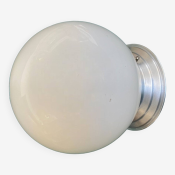 Globe ancien en opaline applique ou plafonnier vintage diamètre 20 cm et base en aluminium