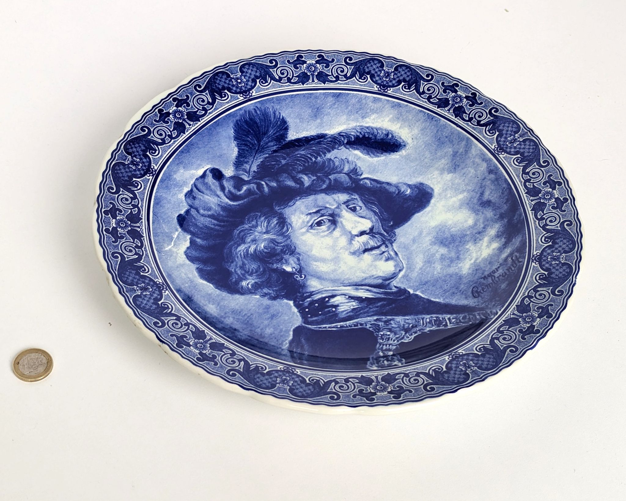 Assiette murale en céramique Boch Belgique représentant le peintre Rembrandt