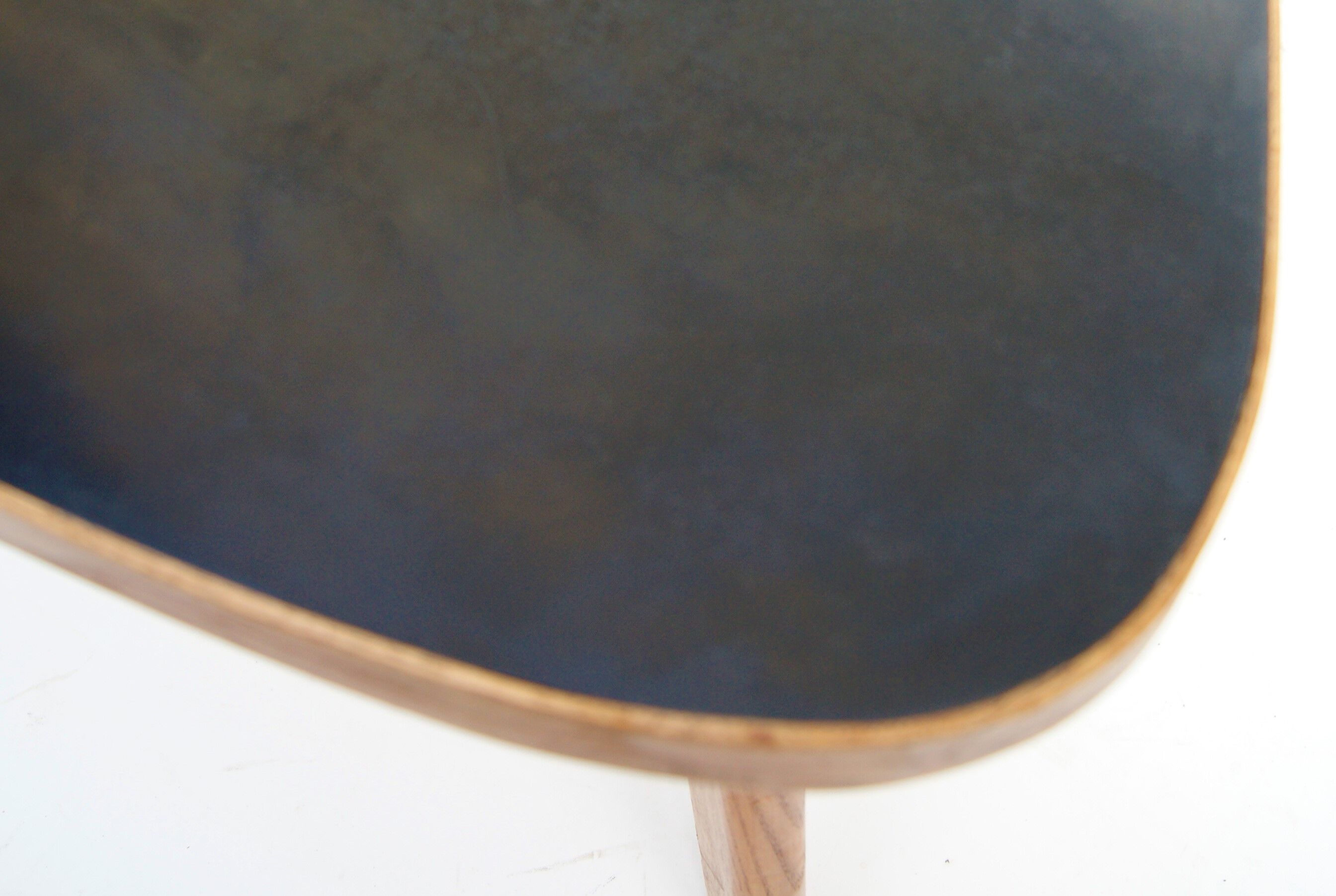 Tripod tripod table. oak, black laminate