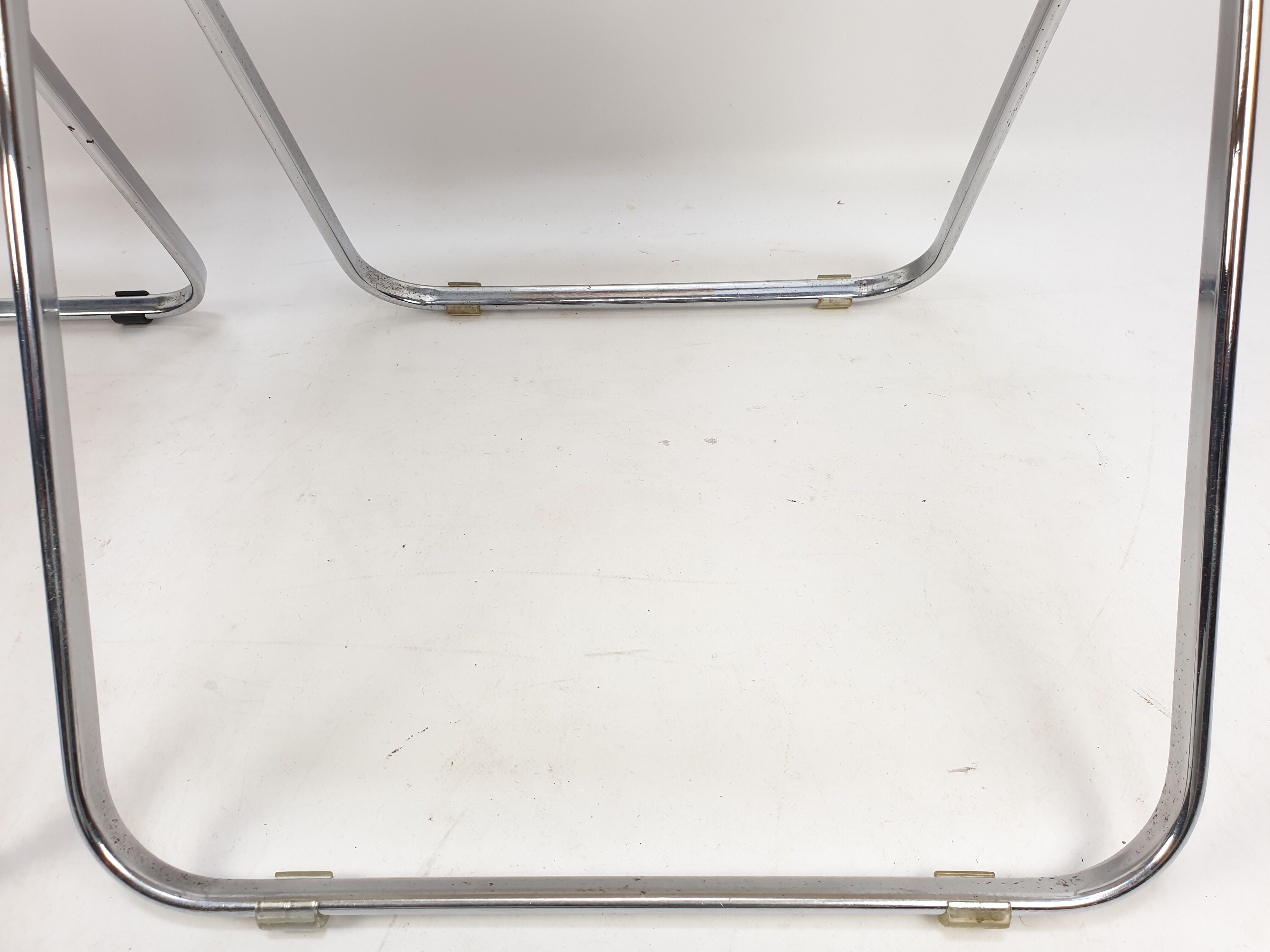 2 Plia folding chairs with woven wicker Giancarlo Piretti for Castelli, 1967