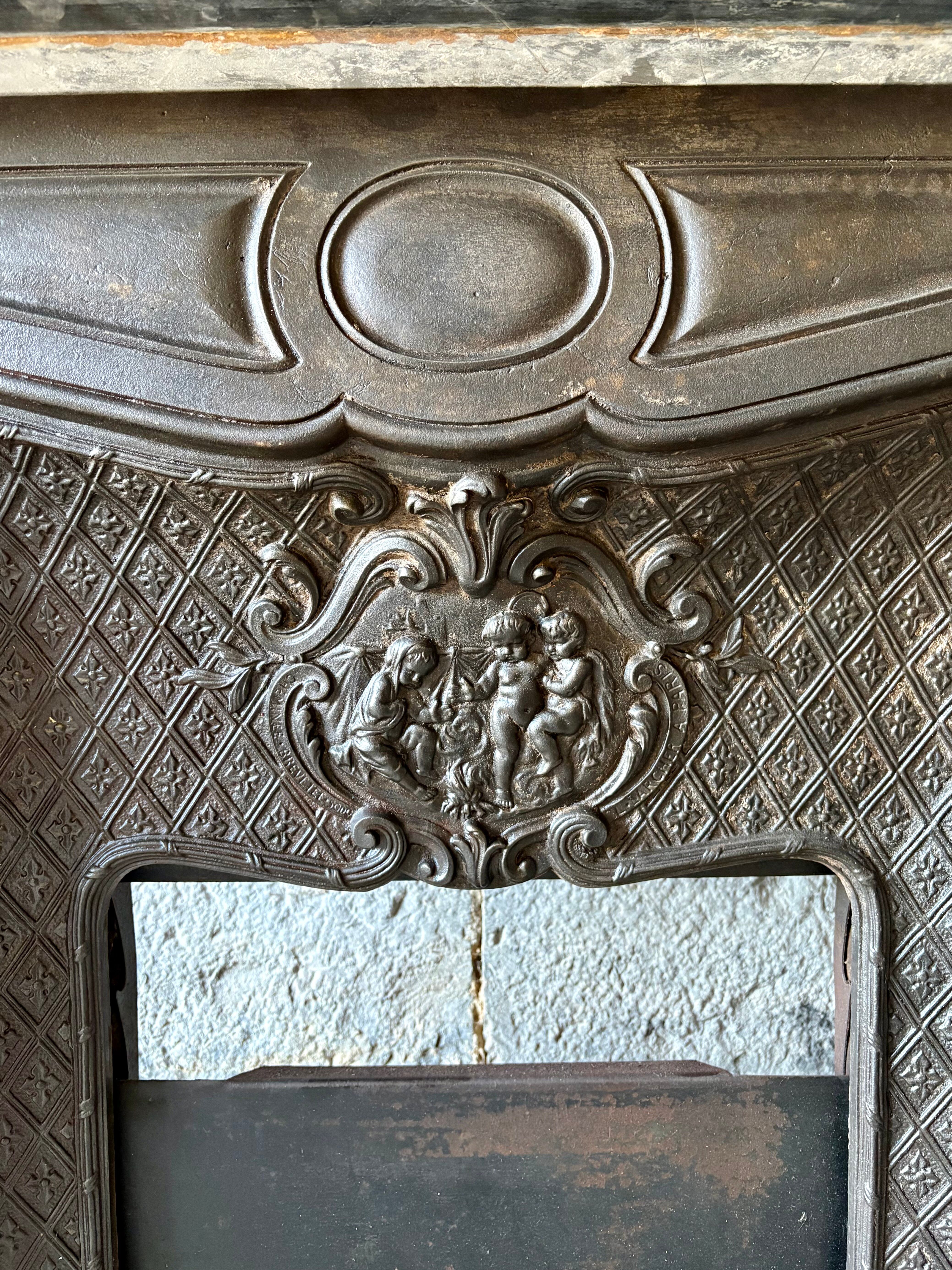 Ancienne cheminée en fonte de style Napoléon III – décor sculpté