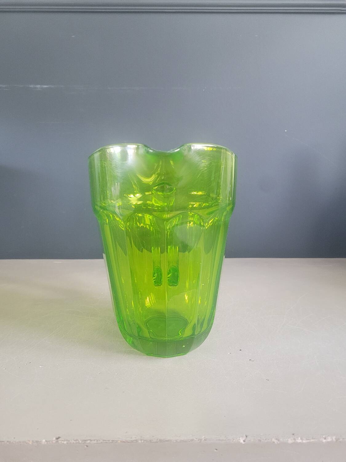 Pichet vintage en verre moulé vert