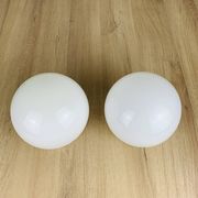 Paire d'appliques globe opaline vintage, plafonniers