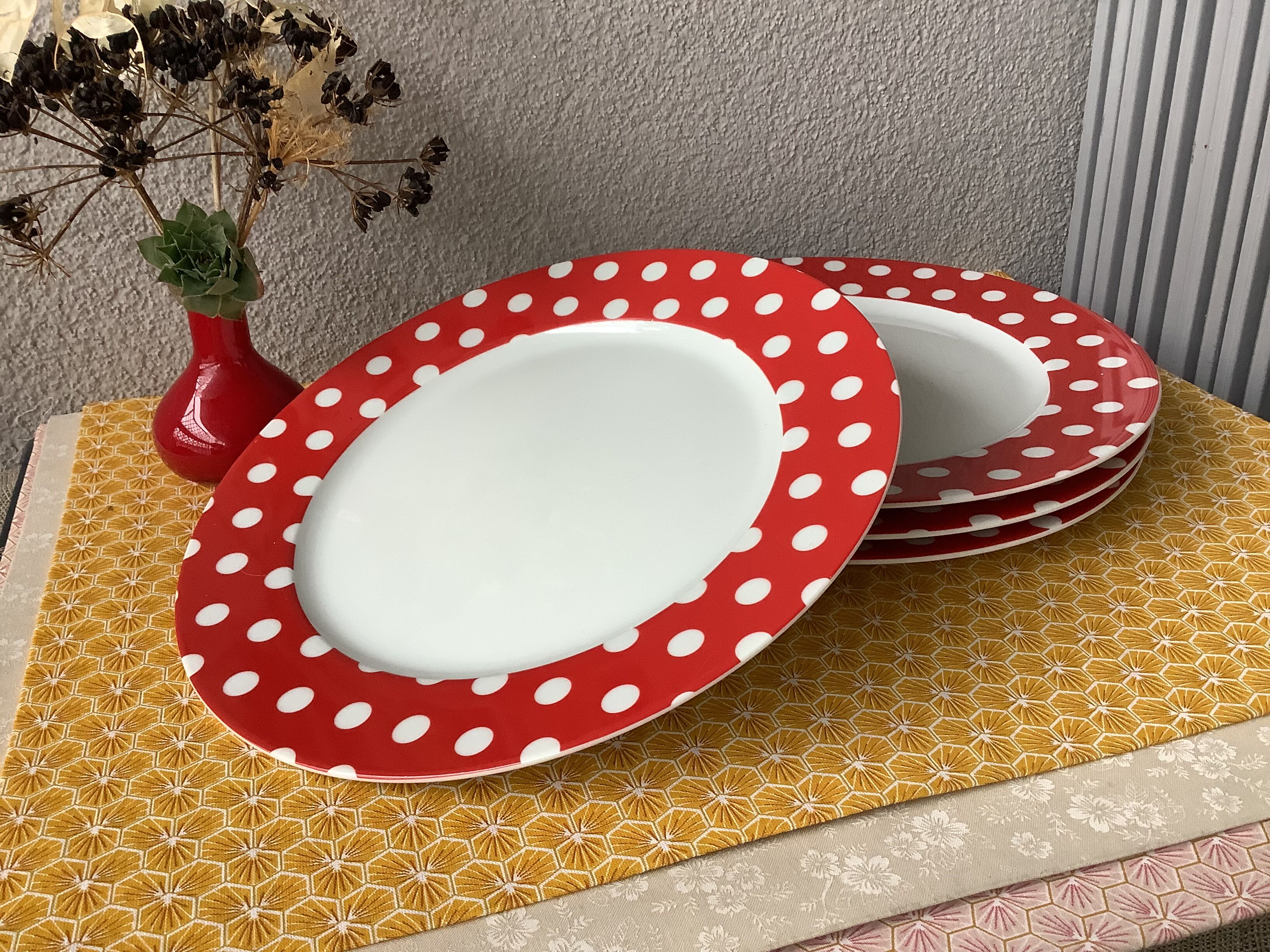 Polka dot plates Guy Degrenne