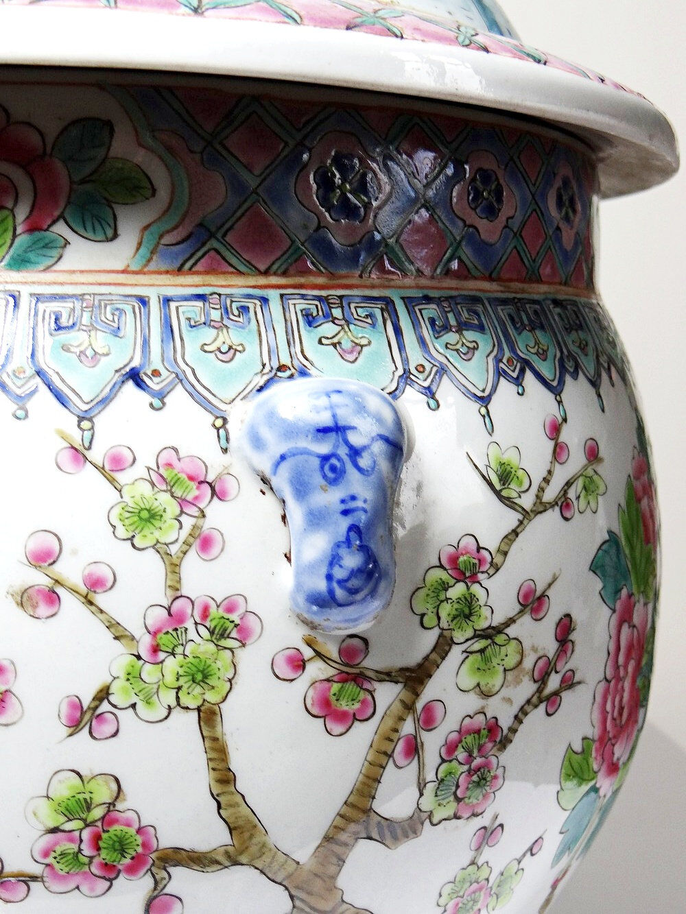 Large covered vase in Chinese porcelain, floral famille rose decoration.
