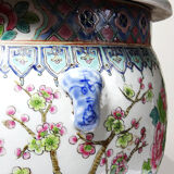 Large covered vase in Chinese porcelain, floral famille rose decoration.
