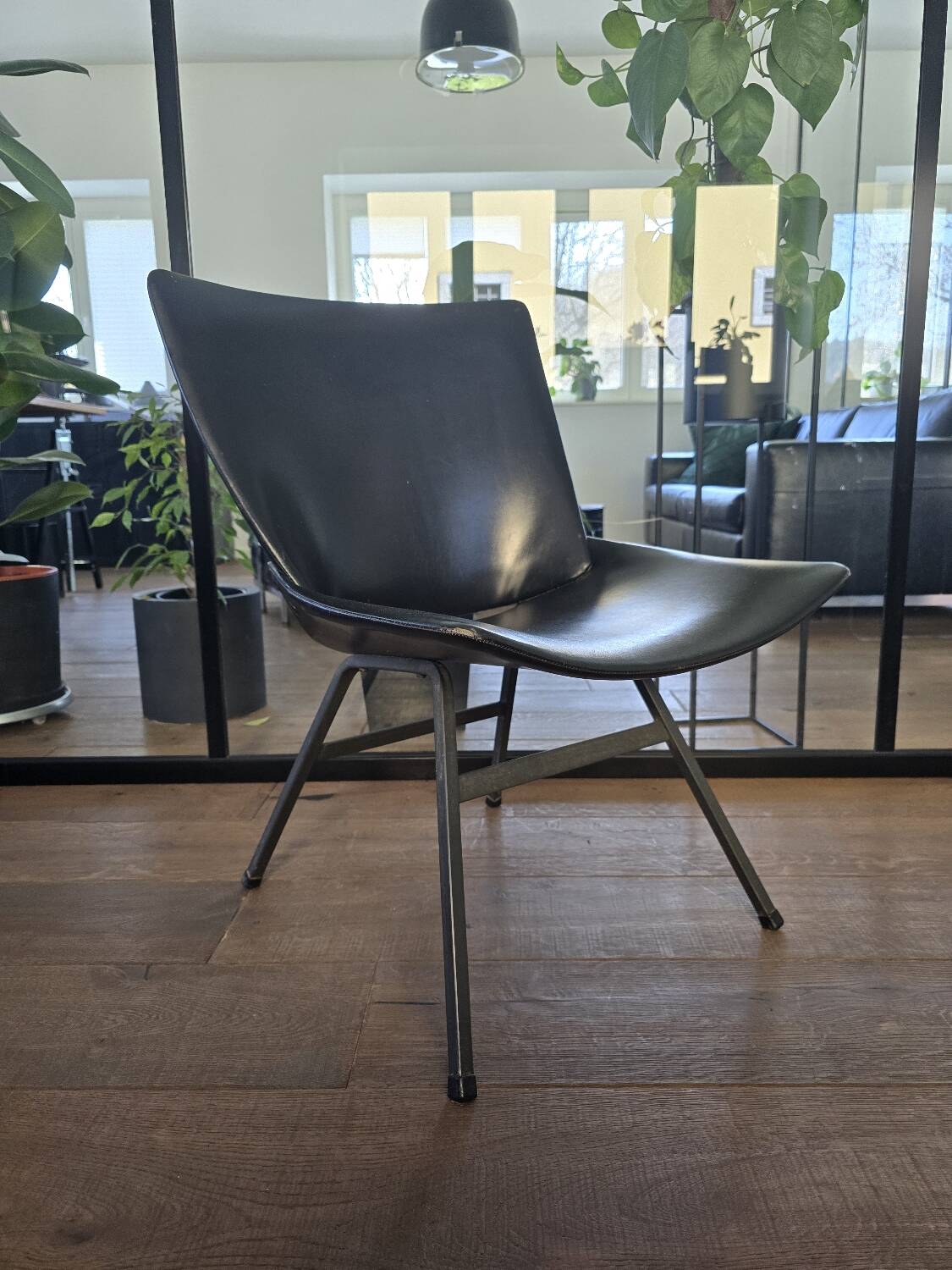 Chaise en simili cuir moderne du milieu du siècle des années 60