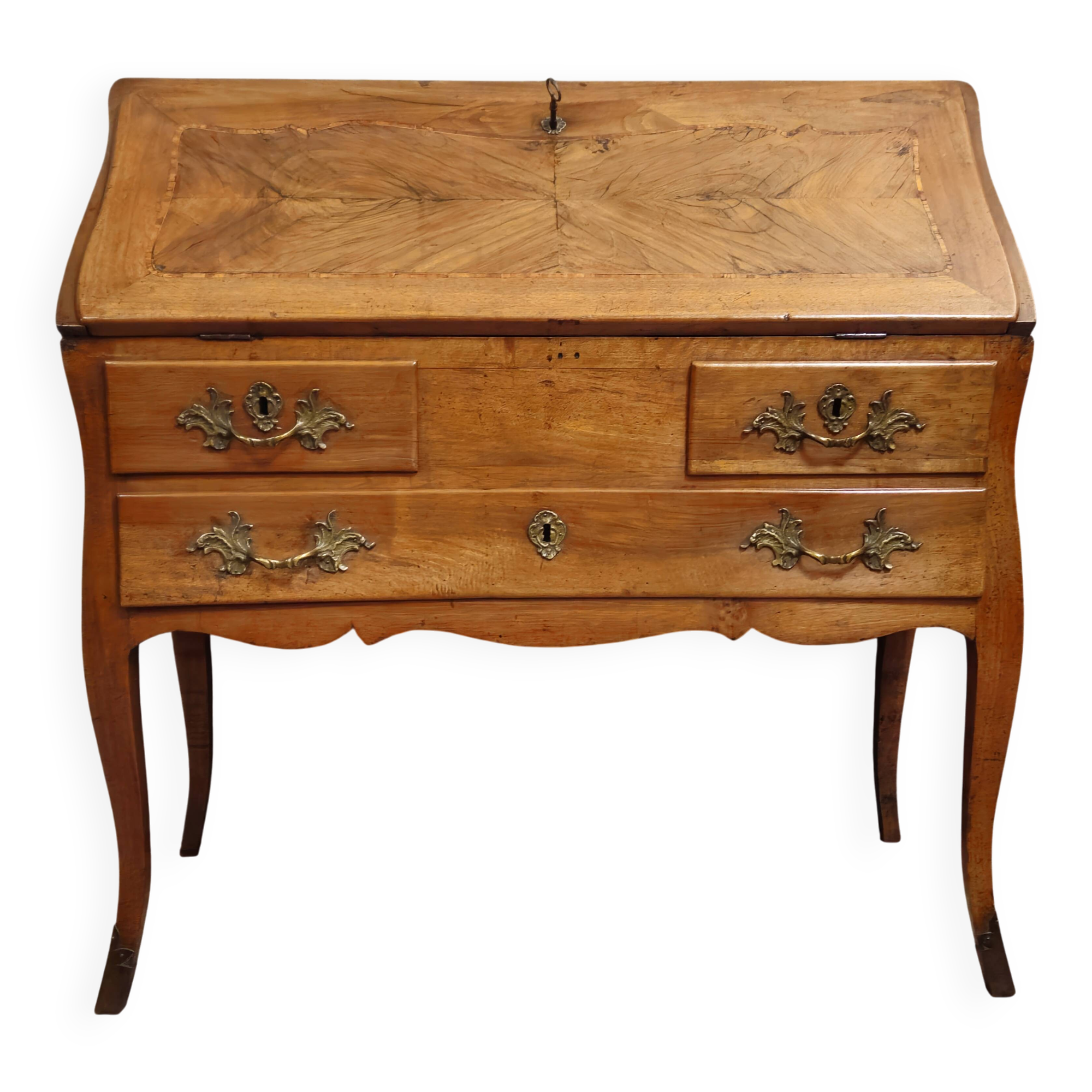Bureau de pente - commode-scriban galbé en noyer et marquéterie – ép. LXV