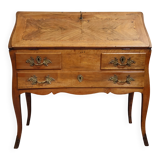 Bureau de pente - commode-scriban galbé en noyer et marquéterie – ép. LXV
