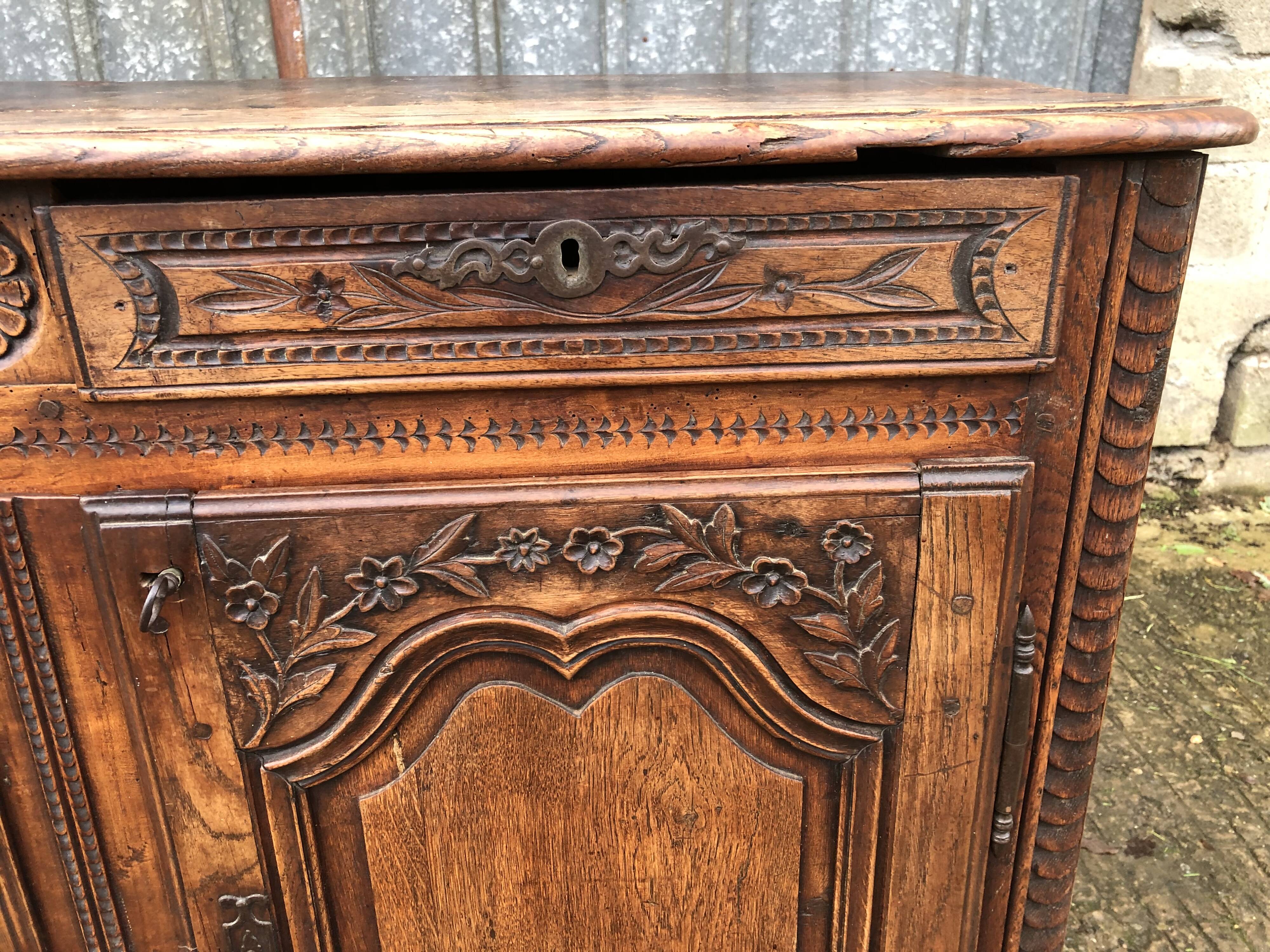 Buffet Louis XV ancien en chêne massif à 2 tiroirs et 2 portes