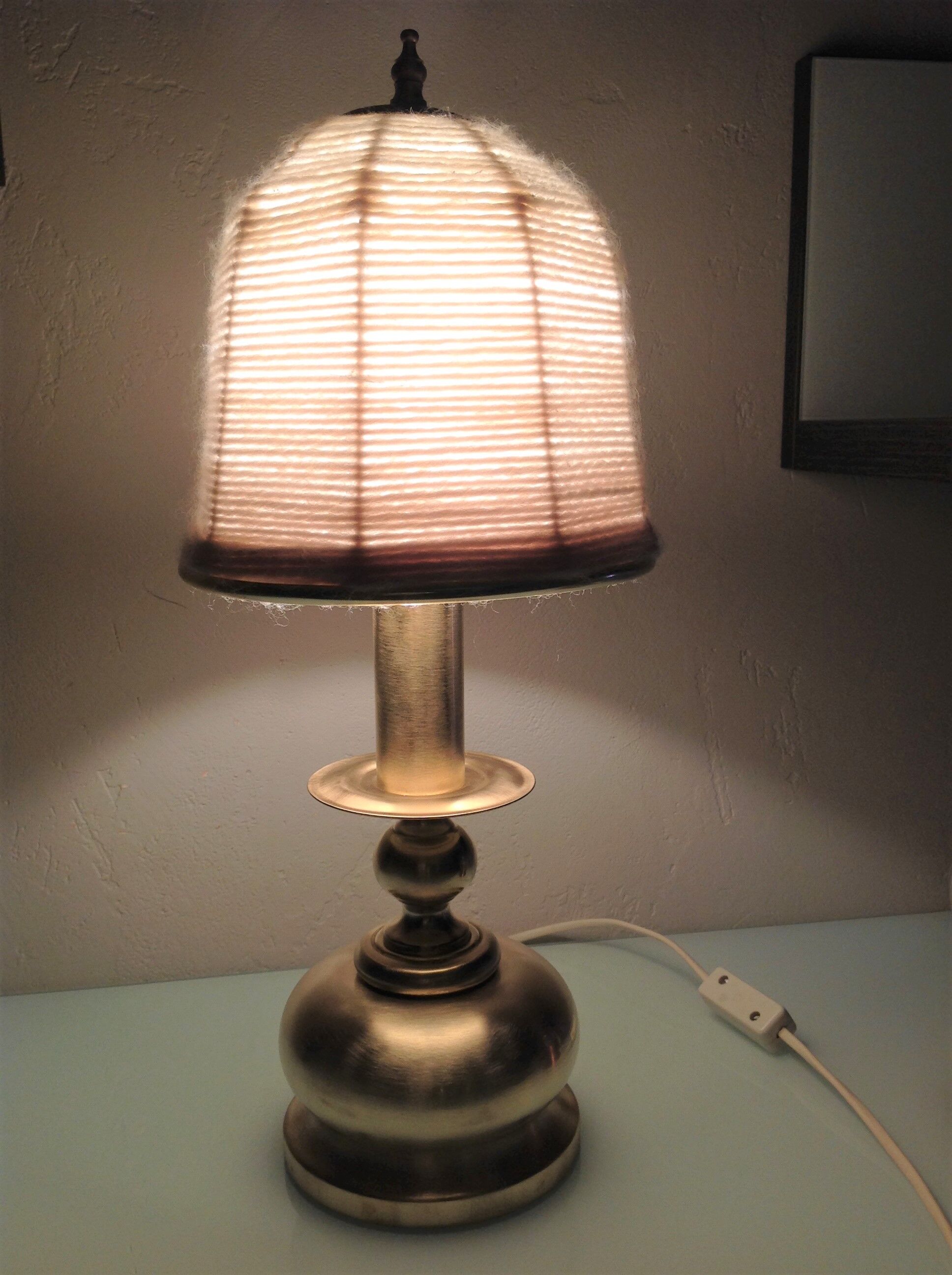 Lampe en laiton brossé et abat jour en laine  ecru  vintage années 70