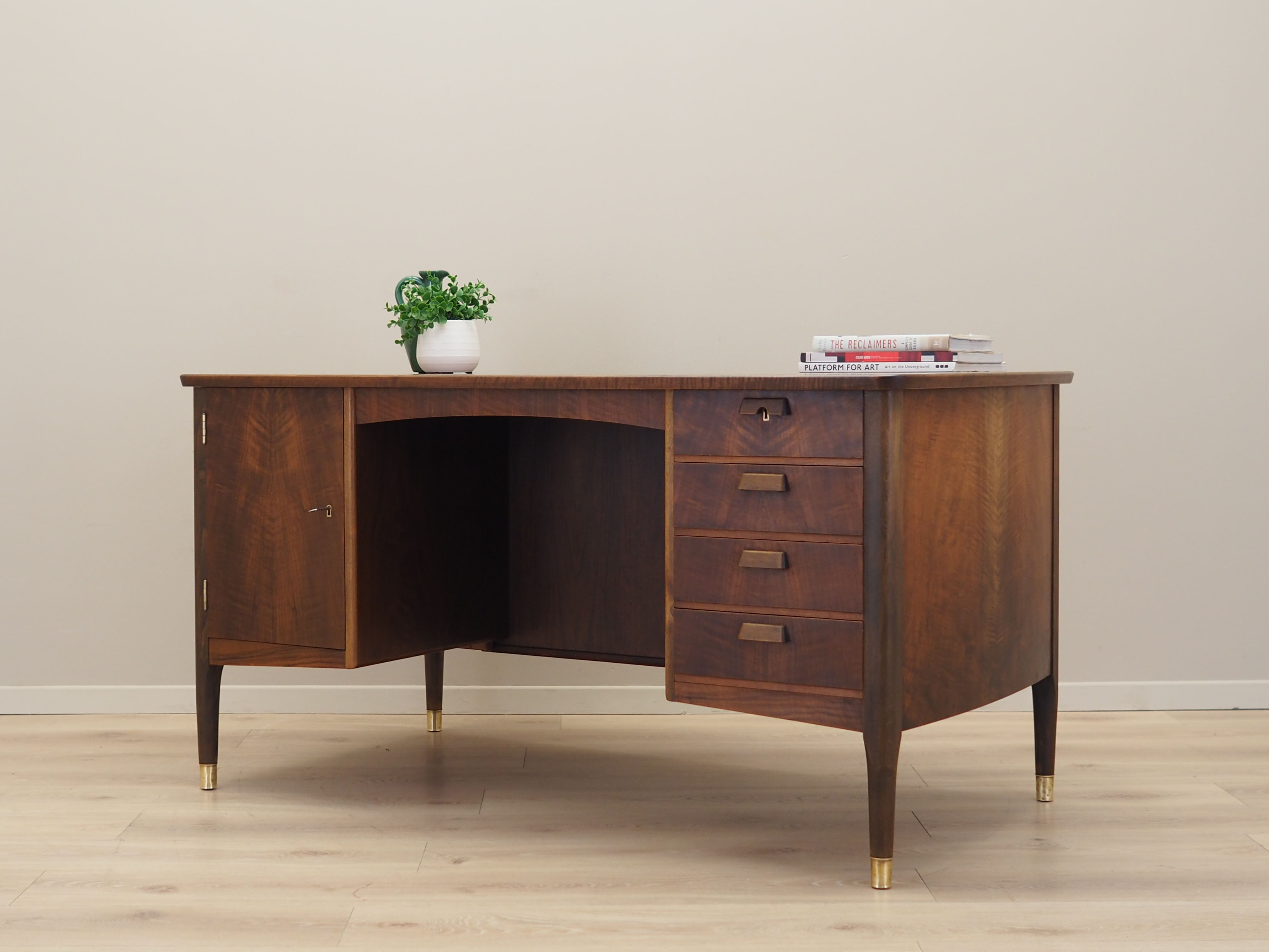 Bureau en noyer, design danois, années 1970, production: Danemark
