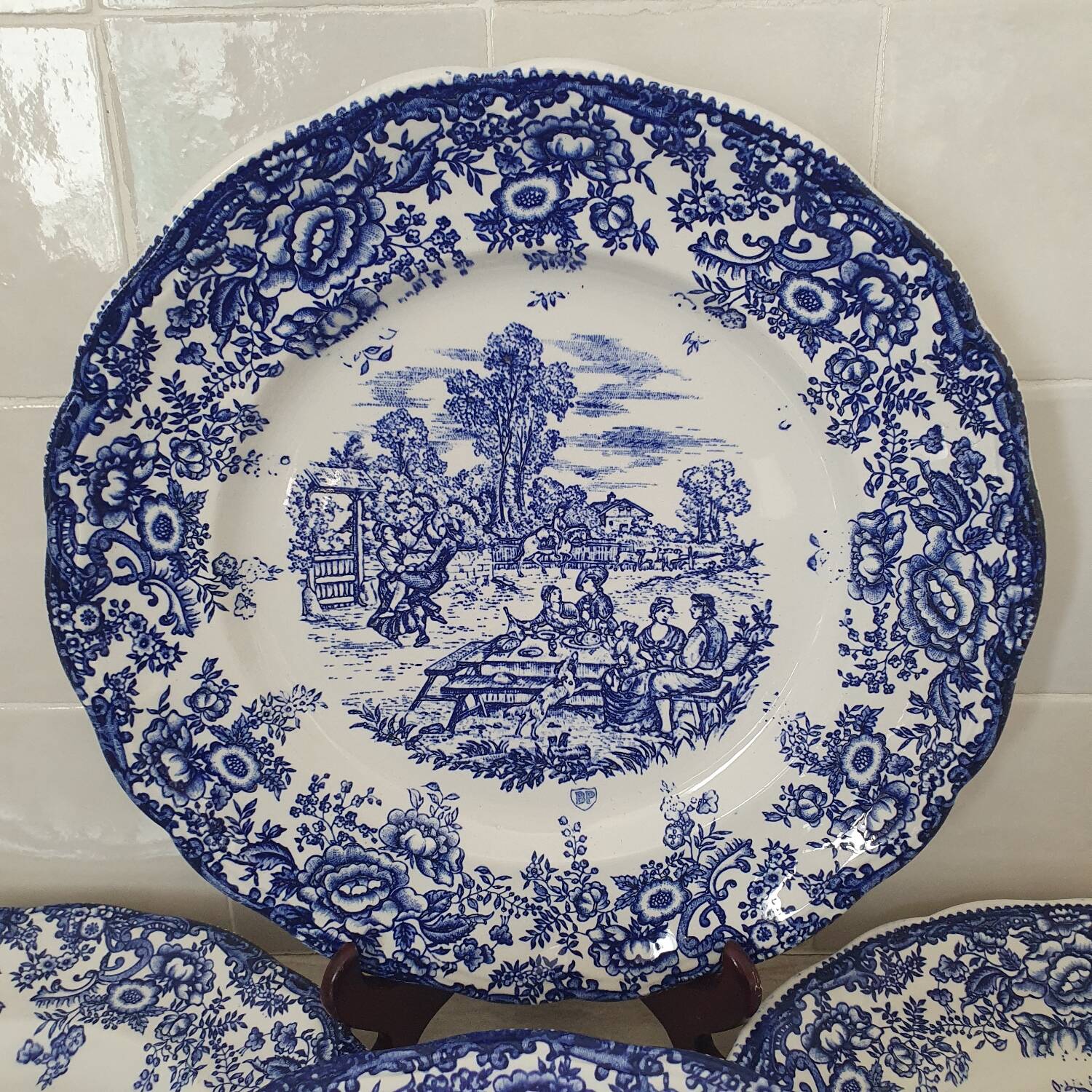 6 earthenware plates with floral and pastoral scene motifs