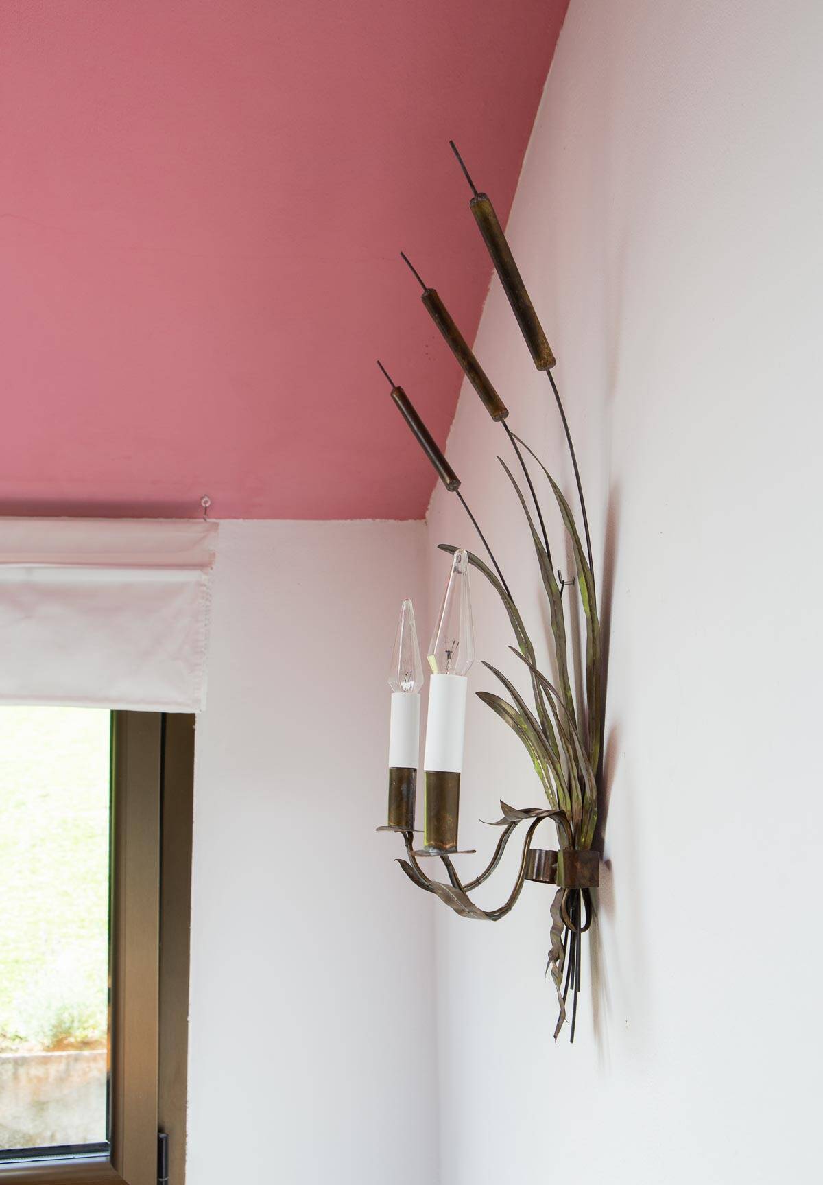 Vintage wall light with rush and leaves in sheet metal and gold metal