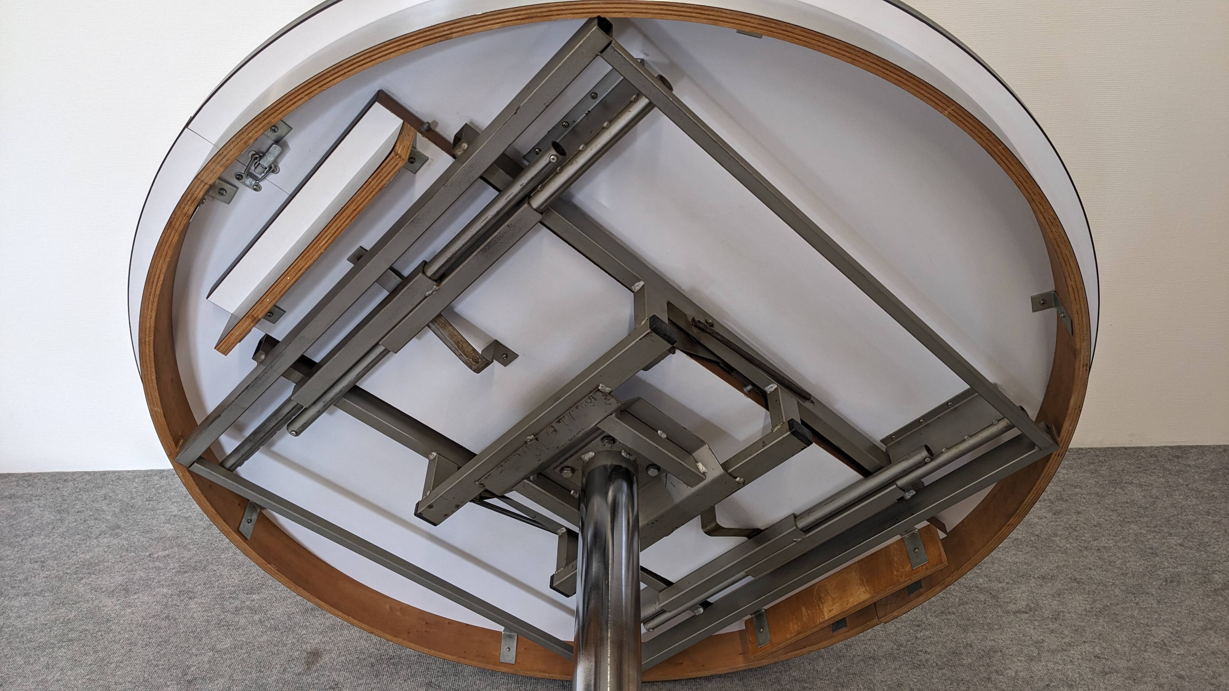 Italian Space Age extendable round table, 60s/70s