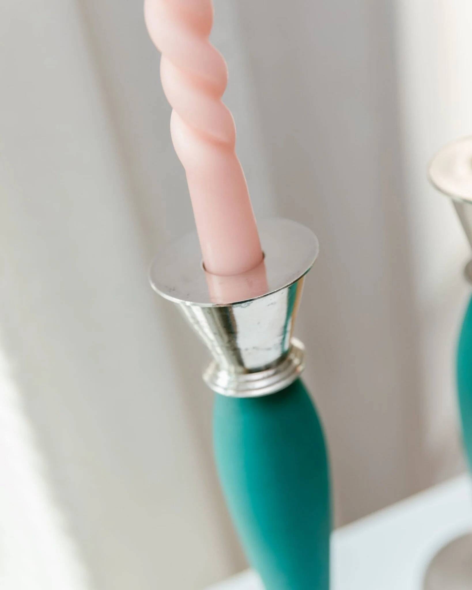 Ensemble de 2 porte-bougies en métal peint teal dans le style postmoderne Memphis, tasses argentées, vintage des années 2000.