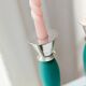 Ensemble de 2 porte-bougies en métal peint teal dans le style postmoderne Memphis, tasses argentées, vintage des années 2000.