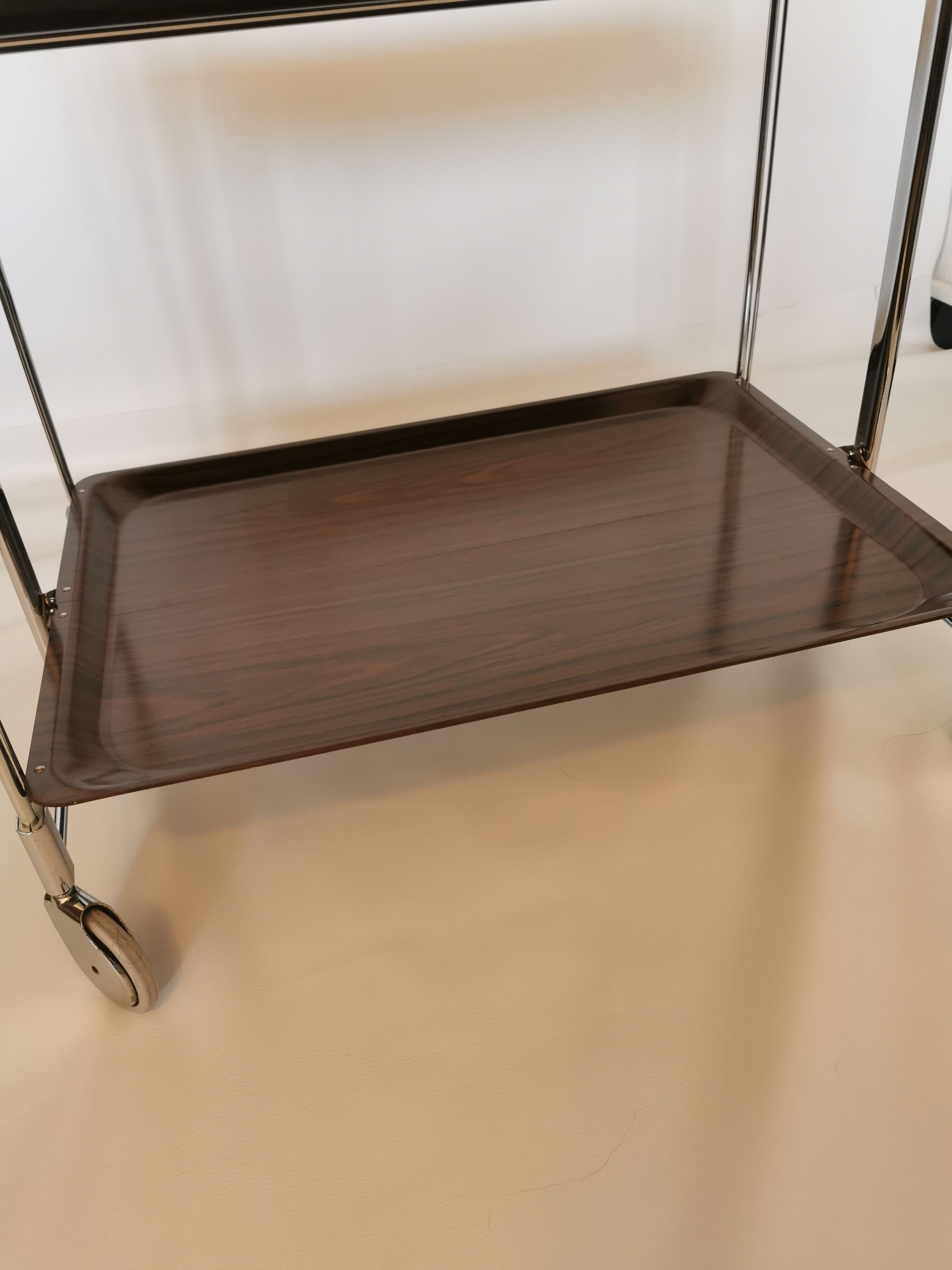 Rolling dessert, trolley says 'dinett'