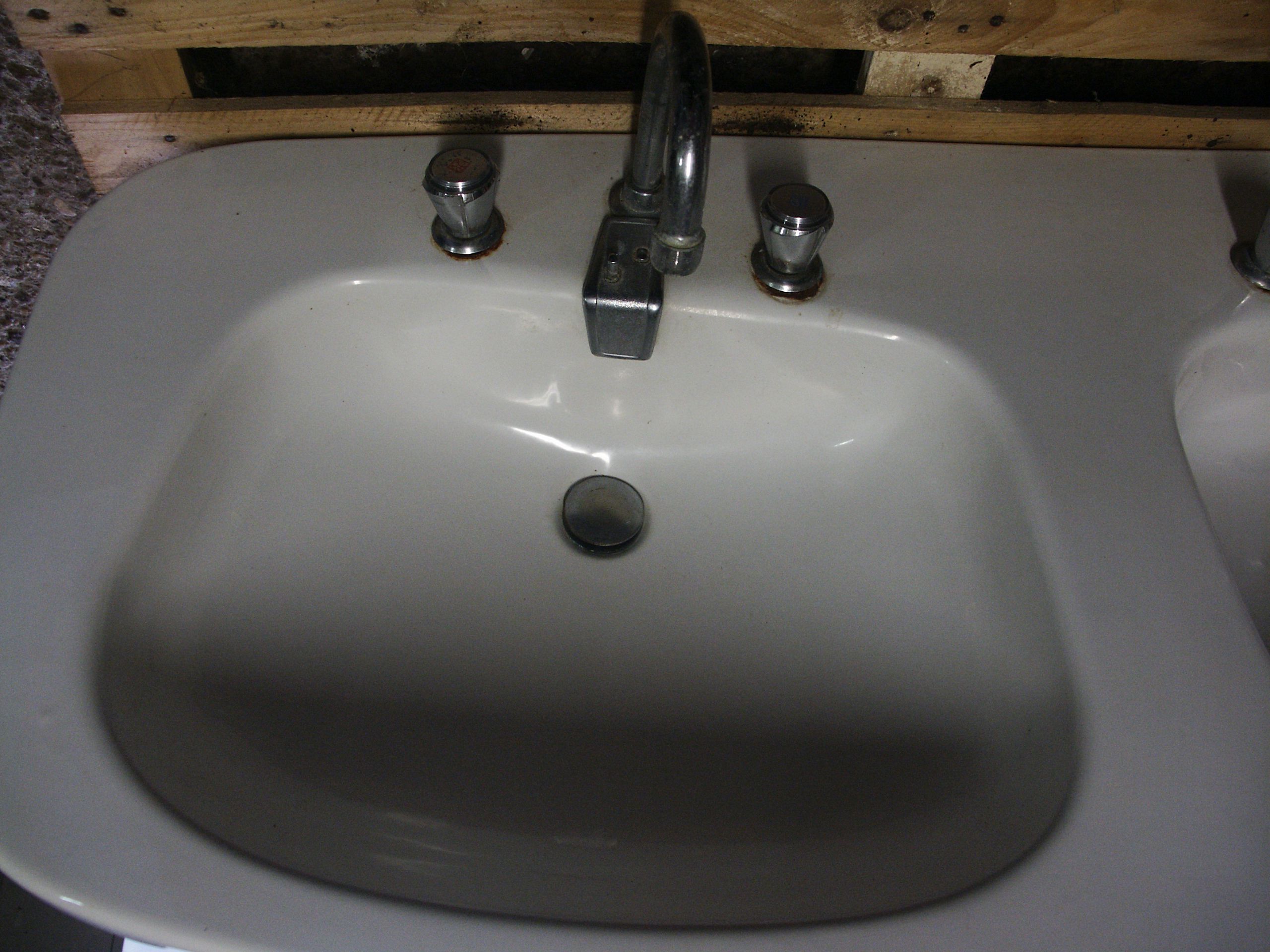Double pedestal washbasin 70