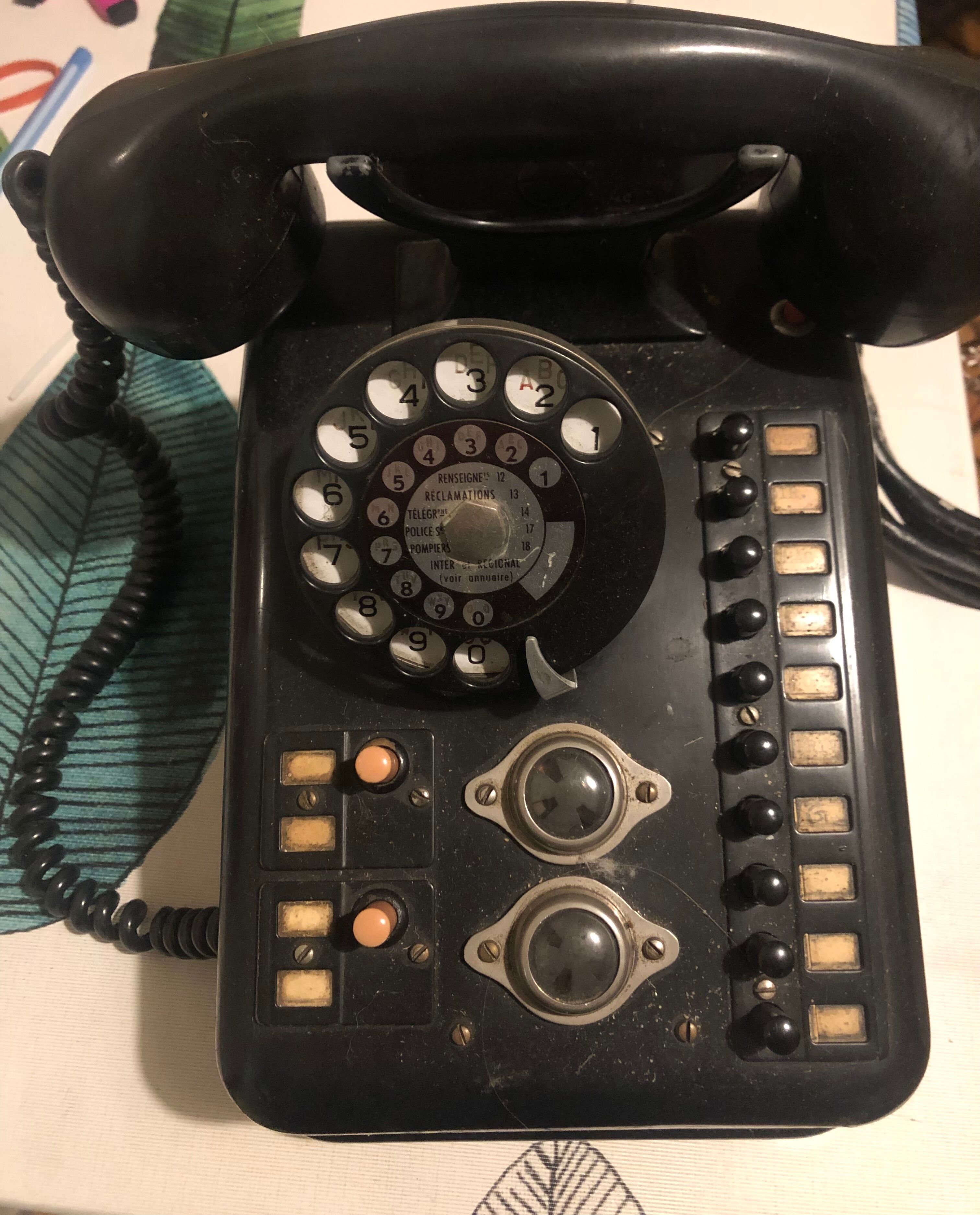 Téléphone ancien standard noir bakélite début XXe