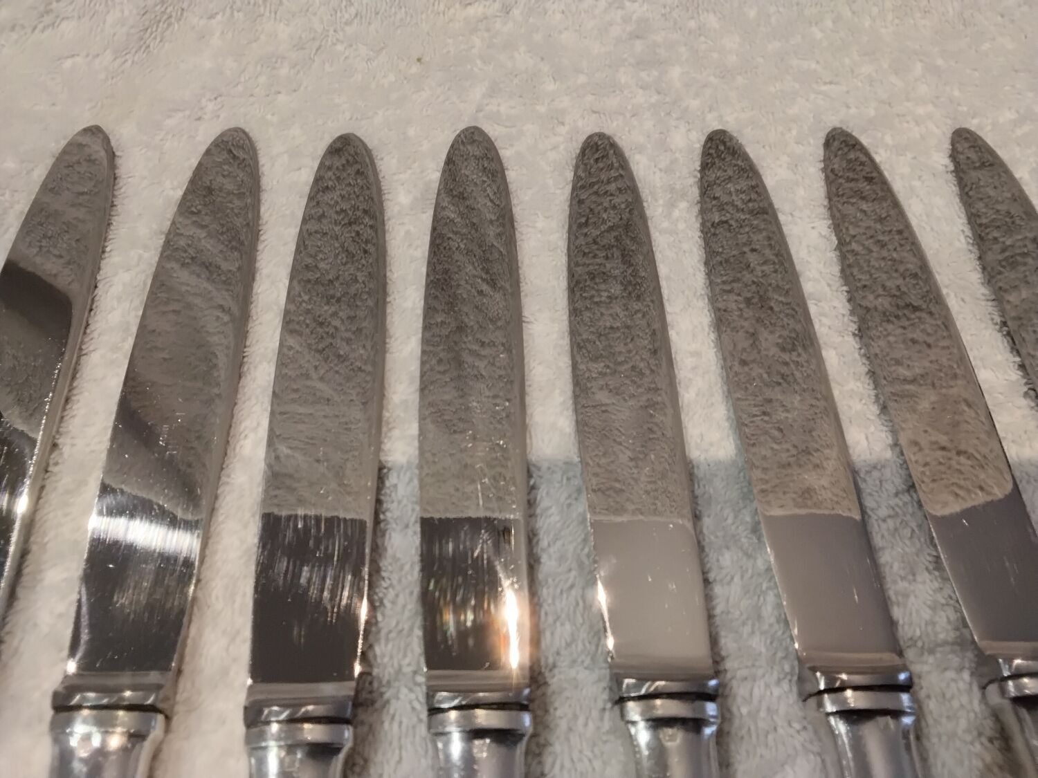 12 silver-plated metal table knives, Platil rocaille silversmith design, 24.6cm