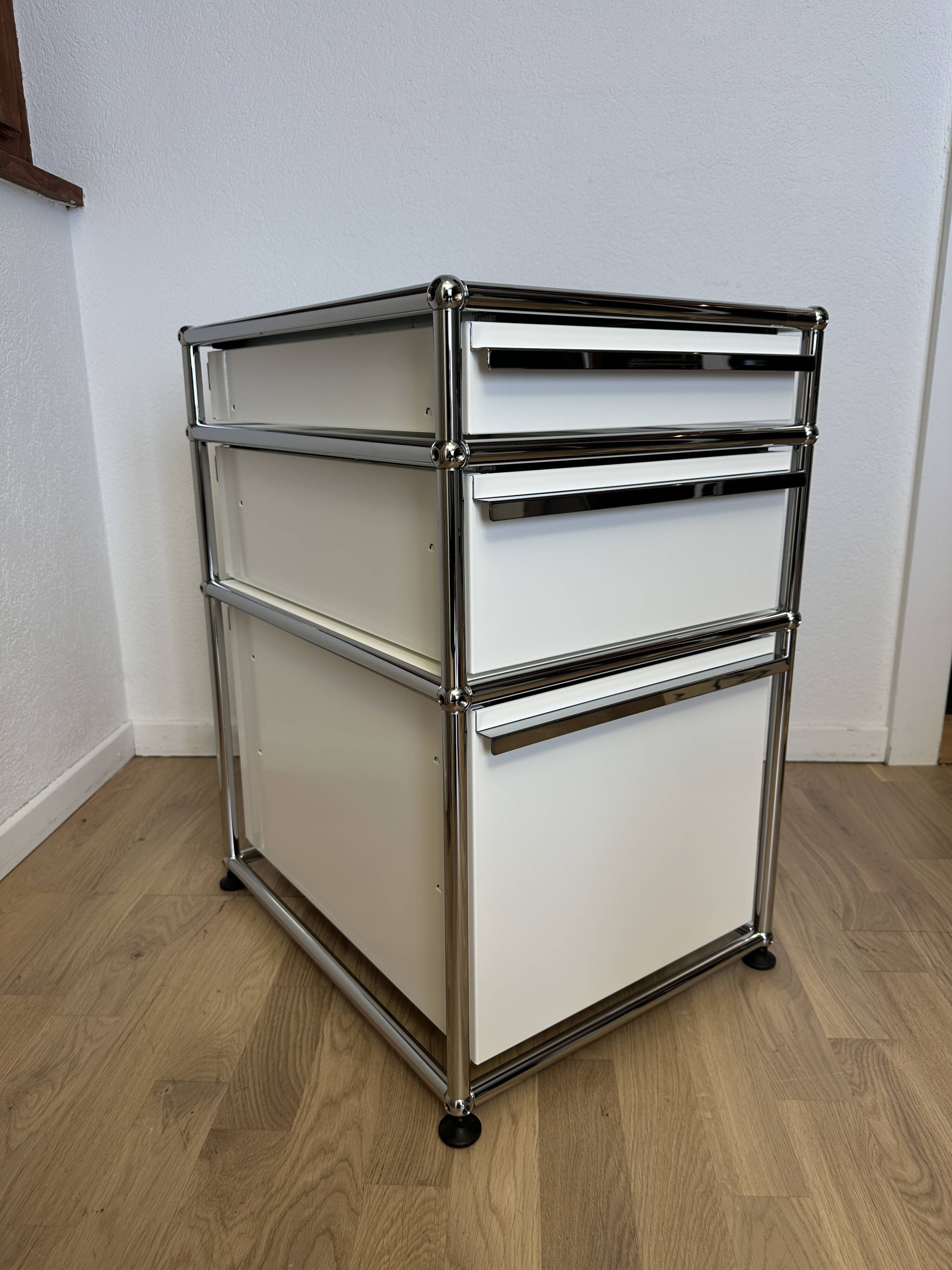 USM Haller wheeled caisson in Pure White