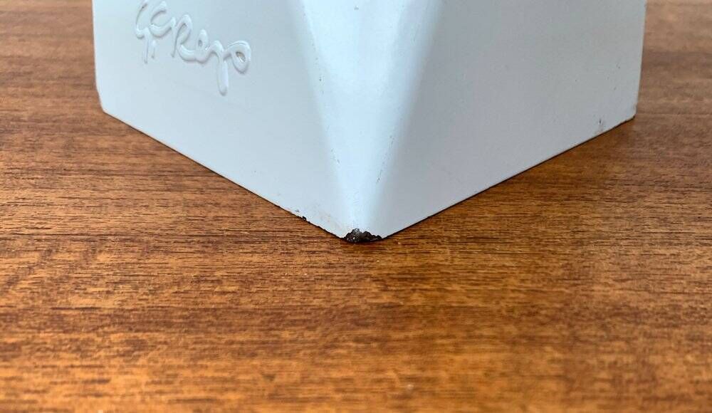 Lampe de table tole minimaliste italienne de l'âge spatial du milieu du siècle par G. Grego, années 1960.