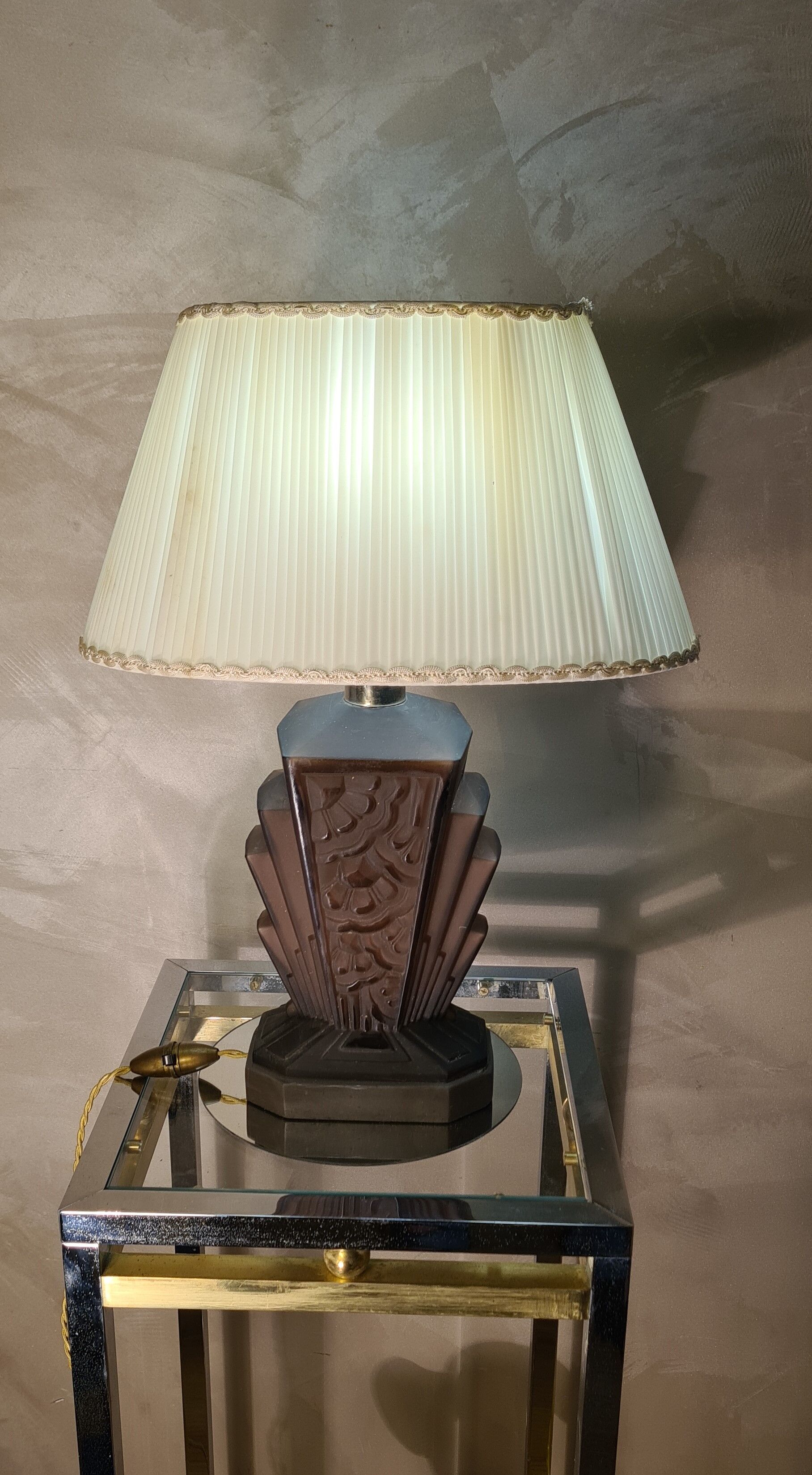 Large Art Deco lamp in V opaque molded glass, 46x33 in its juice,