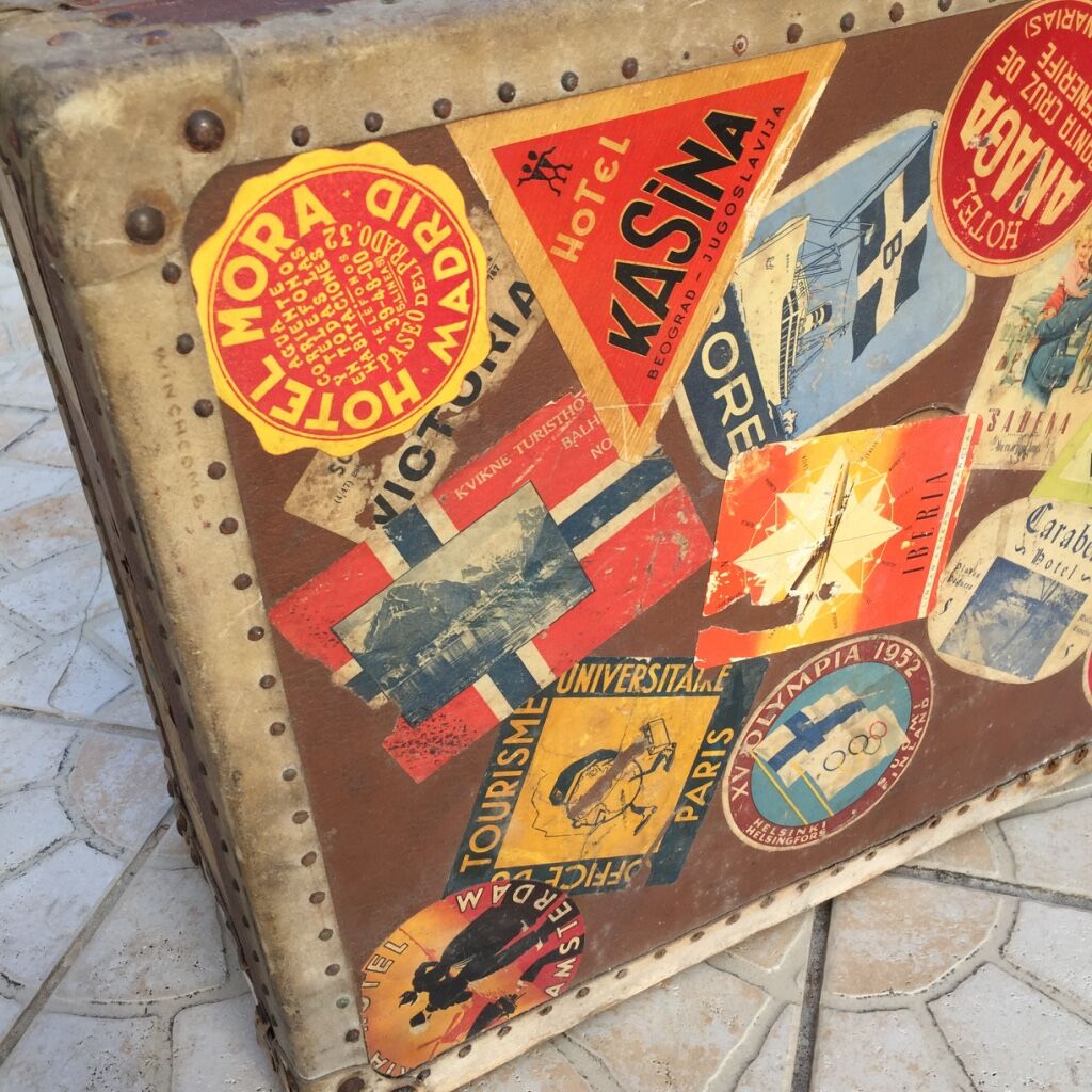 Year 20, 30 offers a very beautiful stickers suitcase