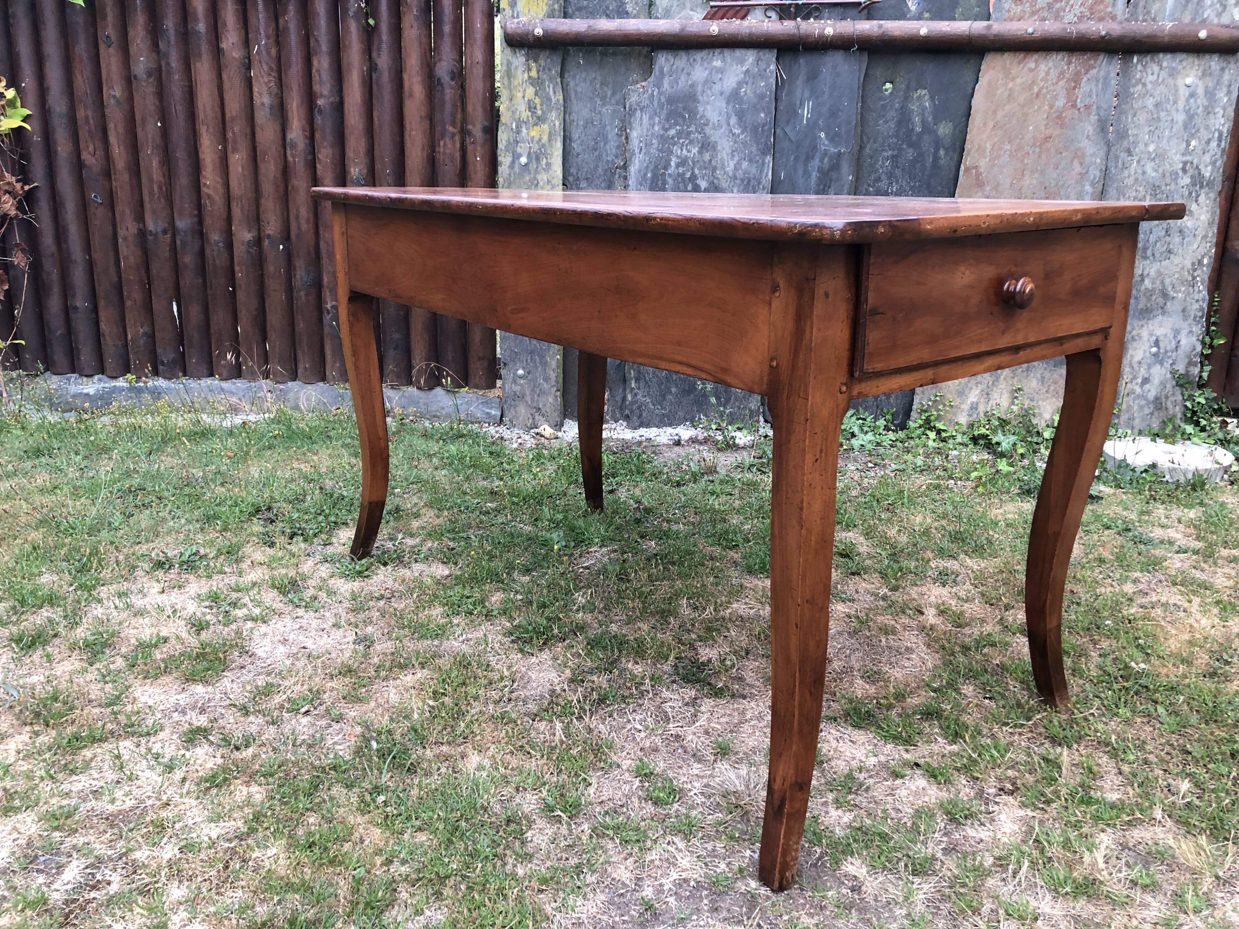 Table de ferme ancienne de style Louis XV à piétement dit pied biche en cerisier massif à 2 tiroirs