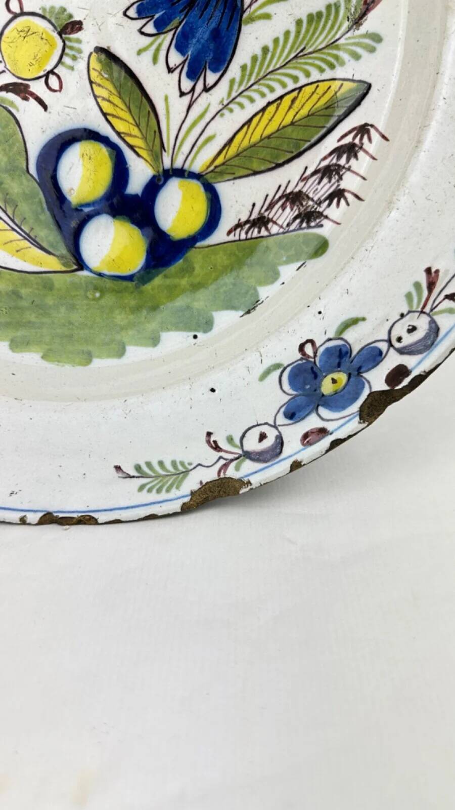 Delftware plate in white and blue with floral decoration, 18th century, Ø 36.5 cm