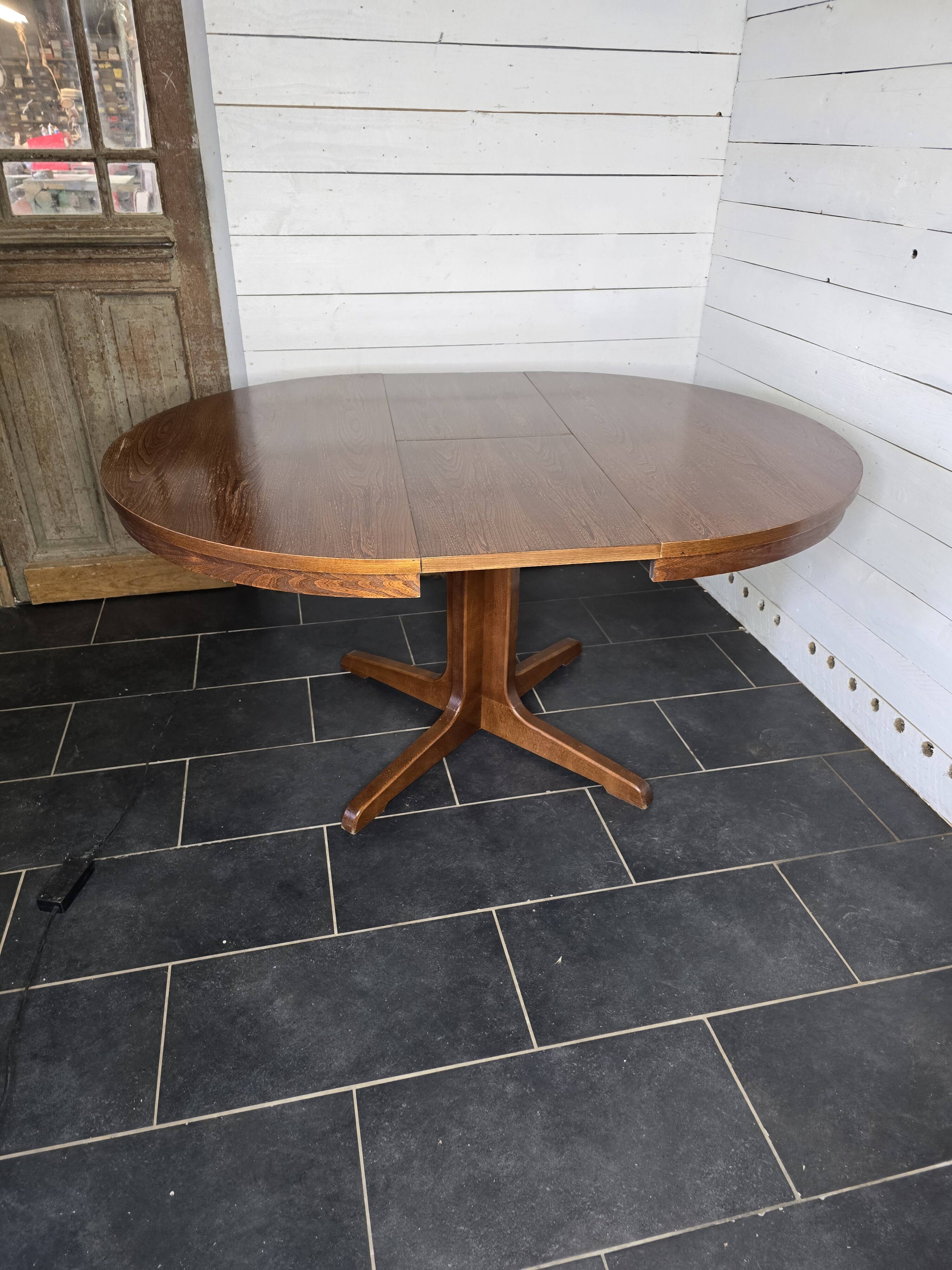 Vintage extendable round table from the 60s